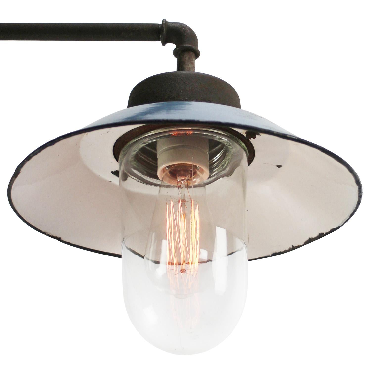 Français Lampe murale en fonte industrielle émaillée bleue, verre transparent Scones en vente