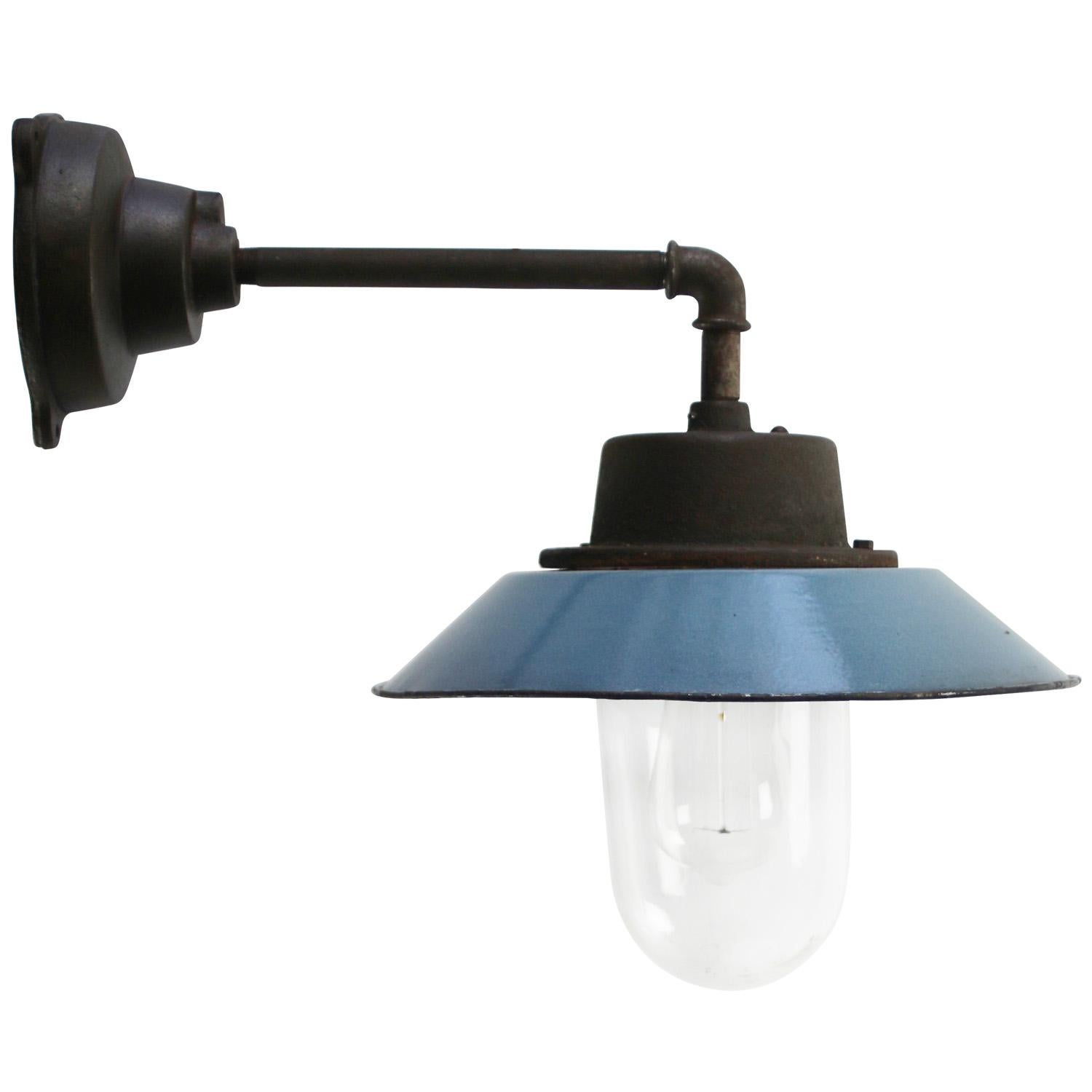 Lampe murale en fonte industrielle émaillée bleue, verre transparent Scones Bon état - En vente à Amsterdam, NL