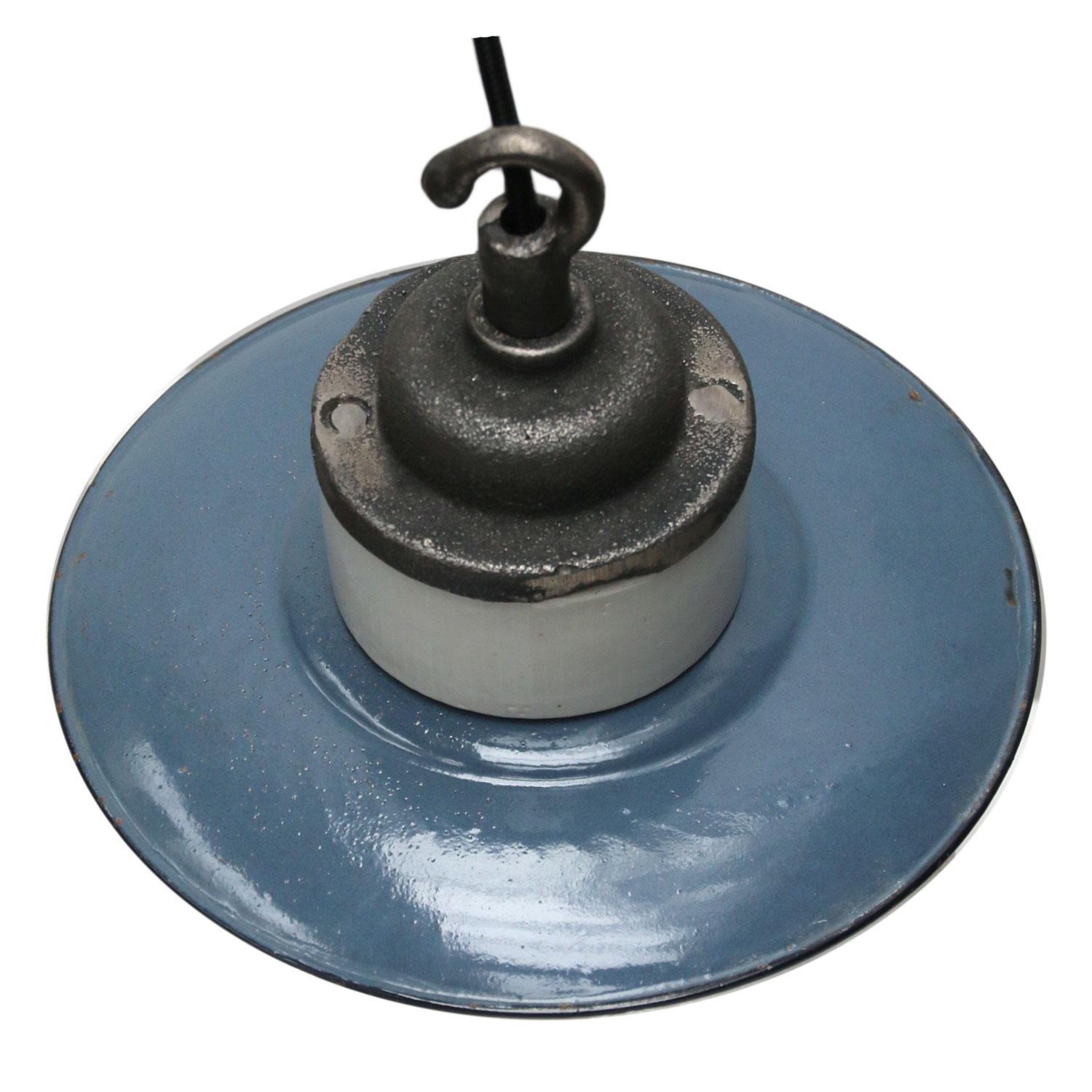 Porcelain Industrial hanging lamp.
White porcelain, cast iron and clear glass.
Blue enamel shade
2 conductors, no ground.

Weight: 1.80 kg / 4 lb

Priced per individual item. All lamps have been made suitable by international standards for