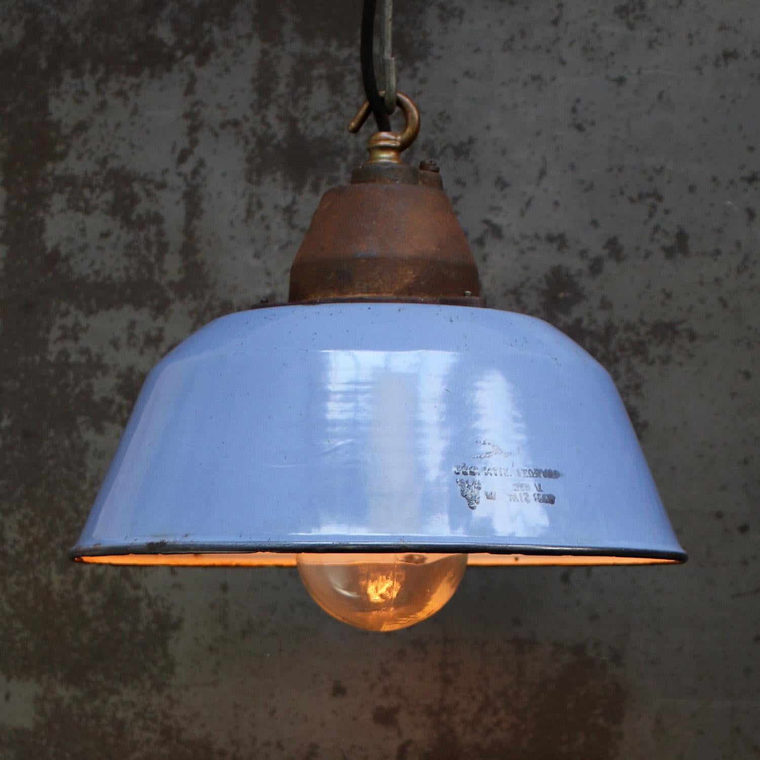 Ciondolo di fabbrica. Smalto blu, interno bianco. Piano in ghisa con vetro trasparente.

Peso 3,4 kg / 7,5 lb

Prezzo per singolo articolo. Tutte le lampade sono state rese idonee dagli standard internazionali per le lampadine a incandescenza, a