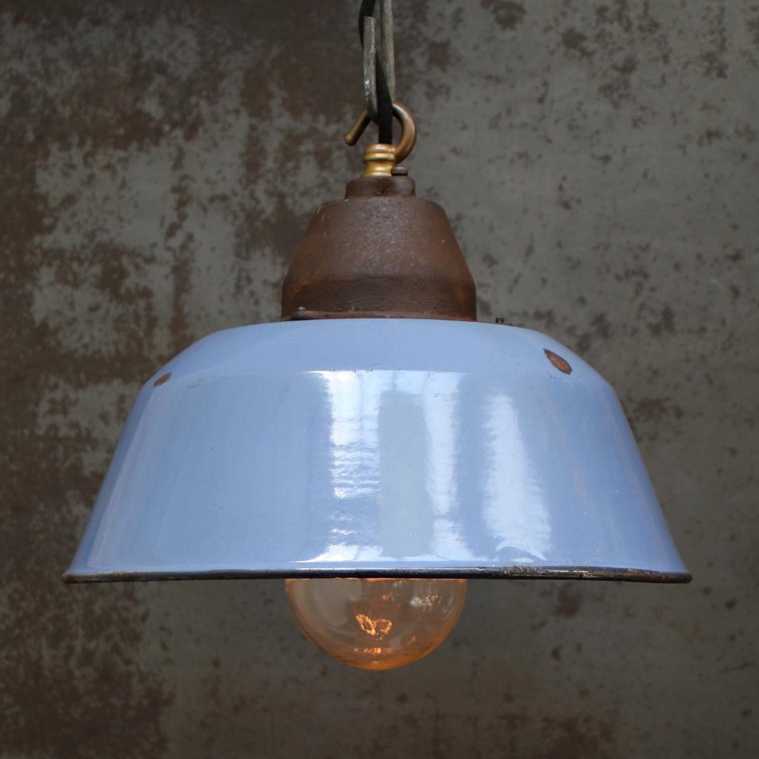 Colgante de fábrica. Esmalte azul, interior blanco. Tapa de hierro fundido con cristal transparente.

Peso 3,4 kg / 7,5 lb

Precio por unidad. Todas las lámparas se han adecuado a las normas internacionales para bombillas incandescentes, de bajo