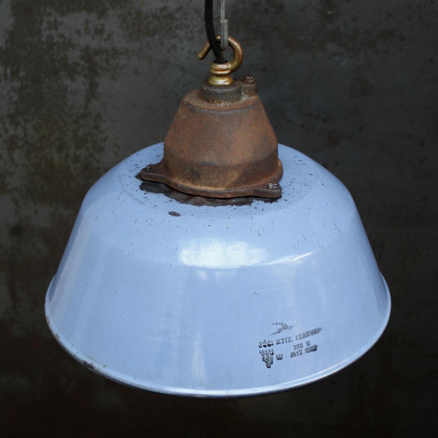 Ungherese Ciondolo in ghisa con smalto blu, vetro trasparente industriale d'epoca in vendita