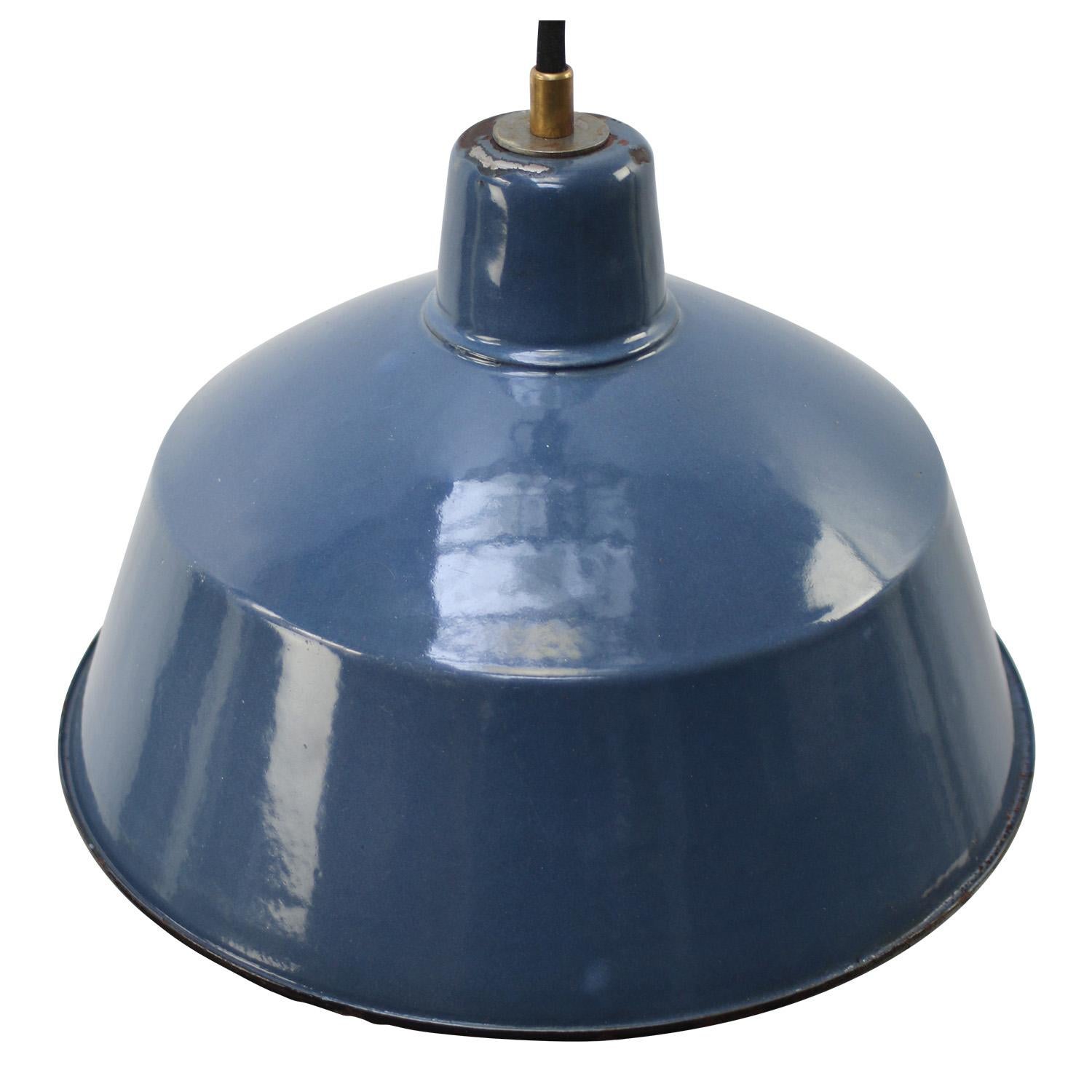 Industrielles Fabrikpendel
Blau emailliertes weißes Interieur

Gewicht: 1,50 kg / 3,3 lb

Der Preis gilt für jeden einzelnen Artikel. Alle Lampen sind nach internationalen Normen für Glühbirnen, energieeffiziente und LED-Lampen geeignet.