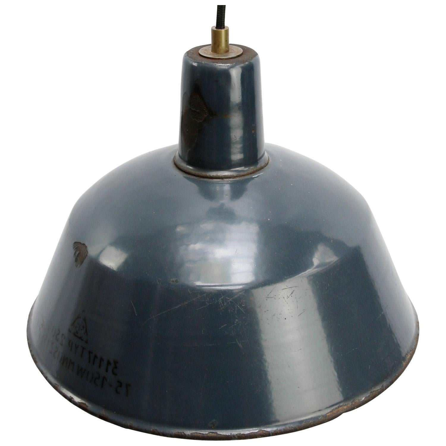 Lampe suspendue d'usine
émail bleu, type noir, intérieur blanc

Poids : 1,20 kg / 2,6 lb

Le prix est fixé par article individuel. Toutes les lampes ont été rendues conformes aux normes internationales pour les ampoules à incandescence, les