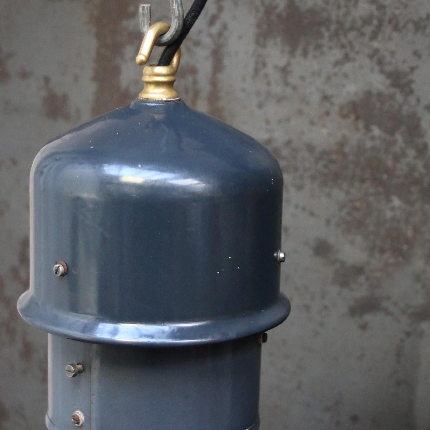blaue Emaille Vintage Industrielle Fabrik-Hängelampe (Ungarisch) im Angebot