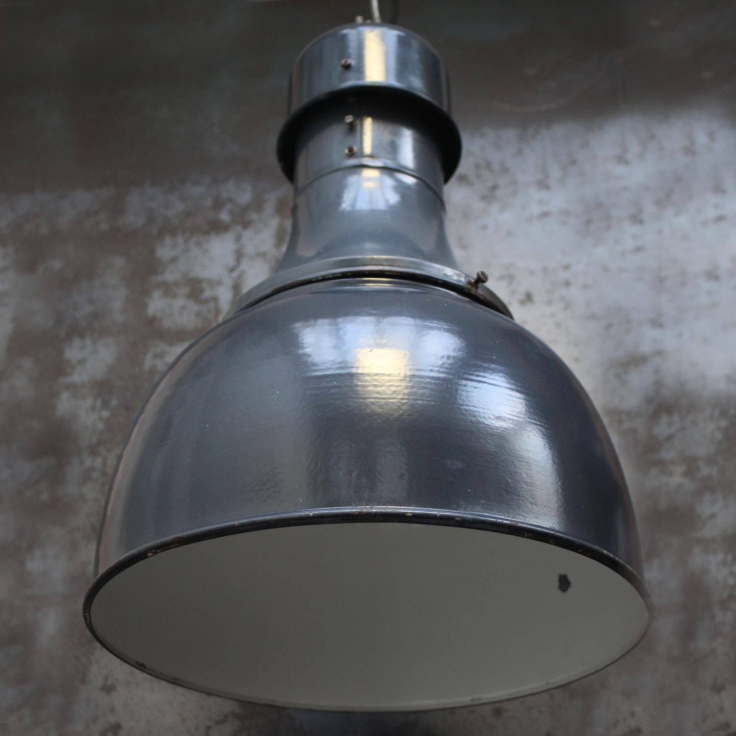 blaue Emaille Vintage Industrielle Fabrik-Hängelampe (Messing) im Angebot
