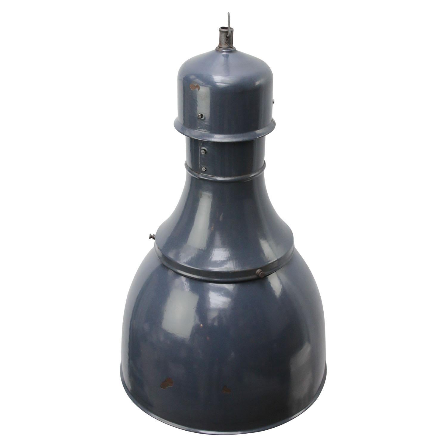 Factory light, blue enamel. White interior cast iron top.

Weight: 4.9 kg / 10.8 lb

Priced per individual item. All lamps have been made suitable by international standards for incandescent light bulbs, energy-efficient and LED bulbs. E26/E27