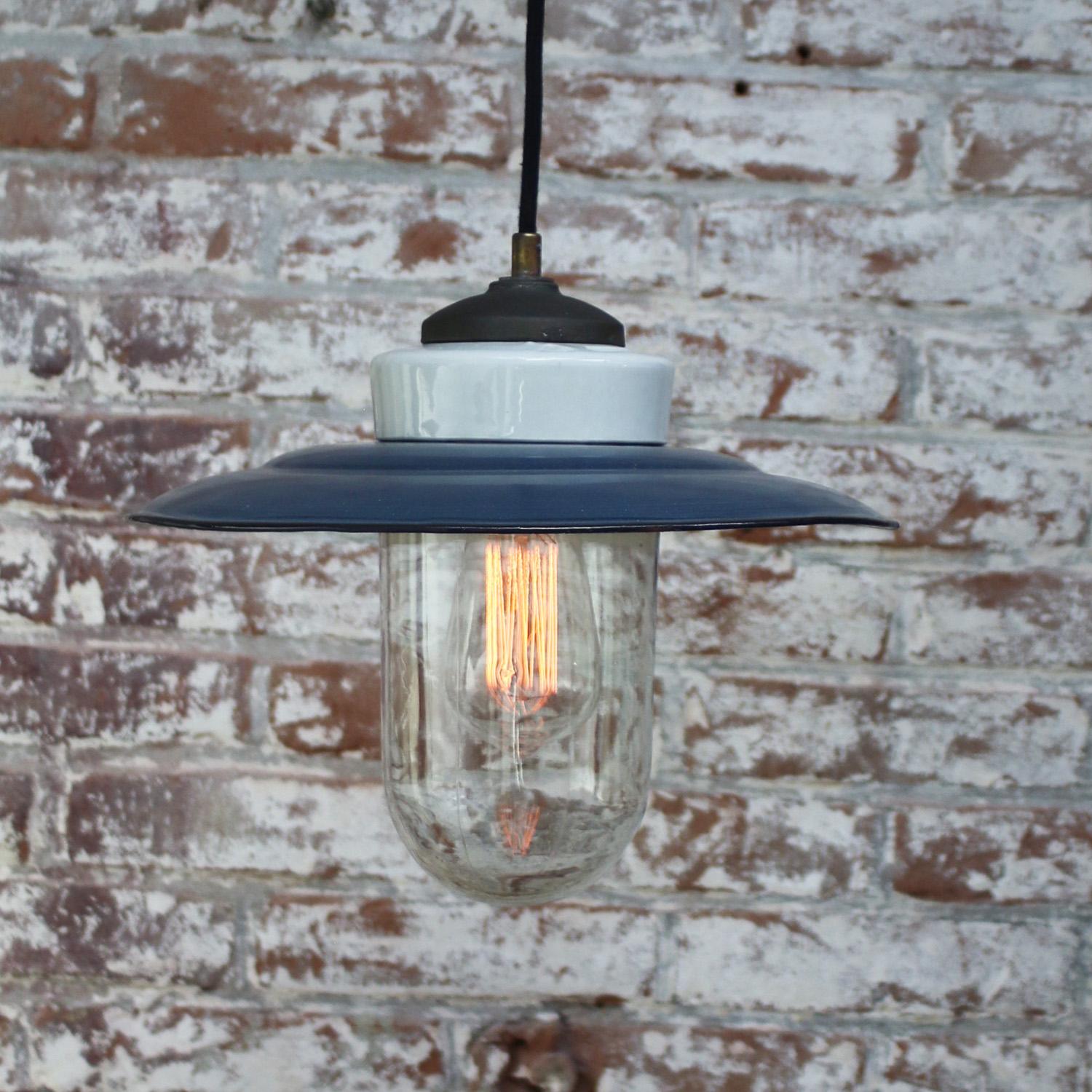 Porcelain Industrial hanging lamp.
White porcelain, cast iron and clear glass.
Blue enamel shade
2 conductors, no ground.

Weight: 1.90 kg / 4.2 lb

Priced per individual item. All lamps have been made suitable by international standards for