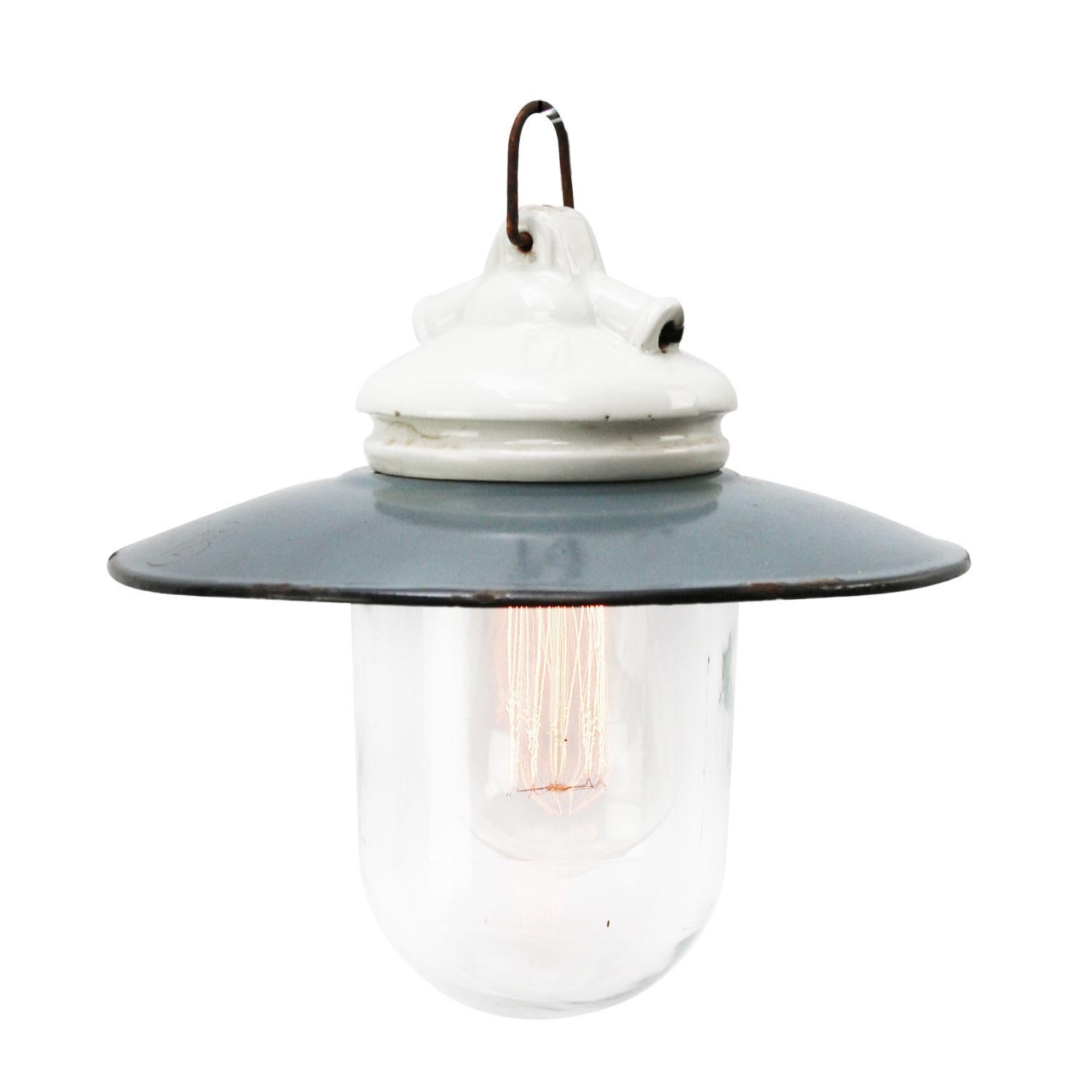 Porcelain industrial hanging lamp.
White porcelain and clear glass.
Blue enamel shade
2 conductors, no ground.

Weight: 1.00 kg / 2.2 lb

Priced per individual item. All lamps are suitable for incandescent light bulbs, energy-efficient and