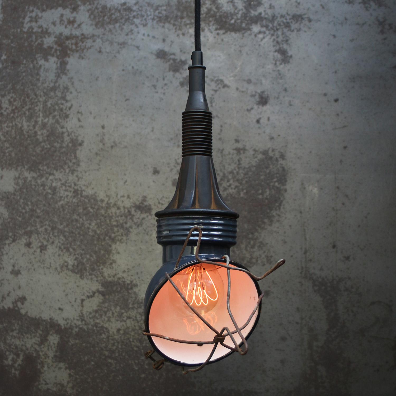 Luce da lavoro smaltata blu, filo di cotone nero da 2 metri / 80 pollici e spina.

Disponibile con spina UK / US

Peso: 0,90 kg / 2 lb

Prezzo per singolo articolo. Tutte le lampade sono state rese idonee dagli standard internazionali per le
