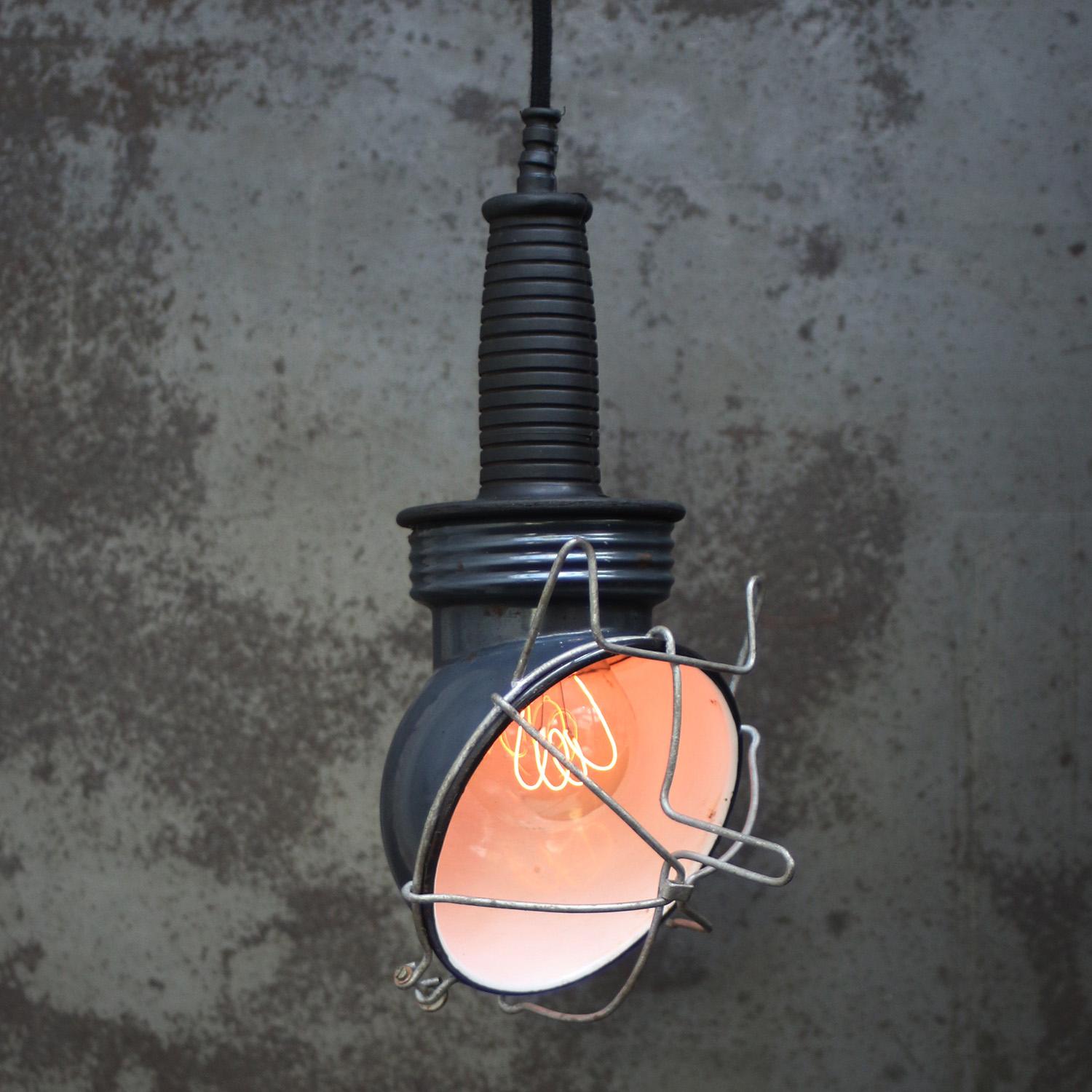 Luce da lavoro smaltata blu, filo di cotone nero da 2 metri / 80 pollici e spina.

Disponibile con spina UK / US

Peso: 0,90 kg / 2 lb

Prezzo per singolo articolo. Tutte le lampade sono state rese idonee dagli standard internazionali per le