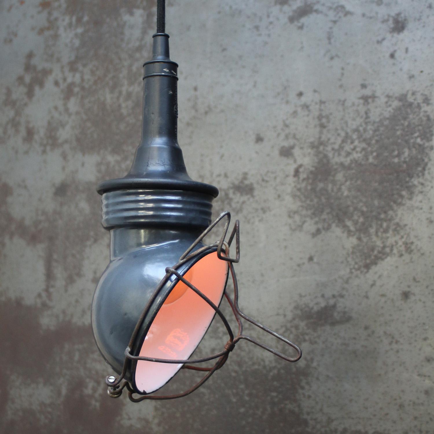 Industriale Lampada a sospensione industriale con smalto blu, vintage e da lavoro in vendita