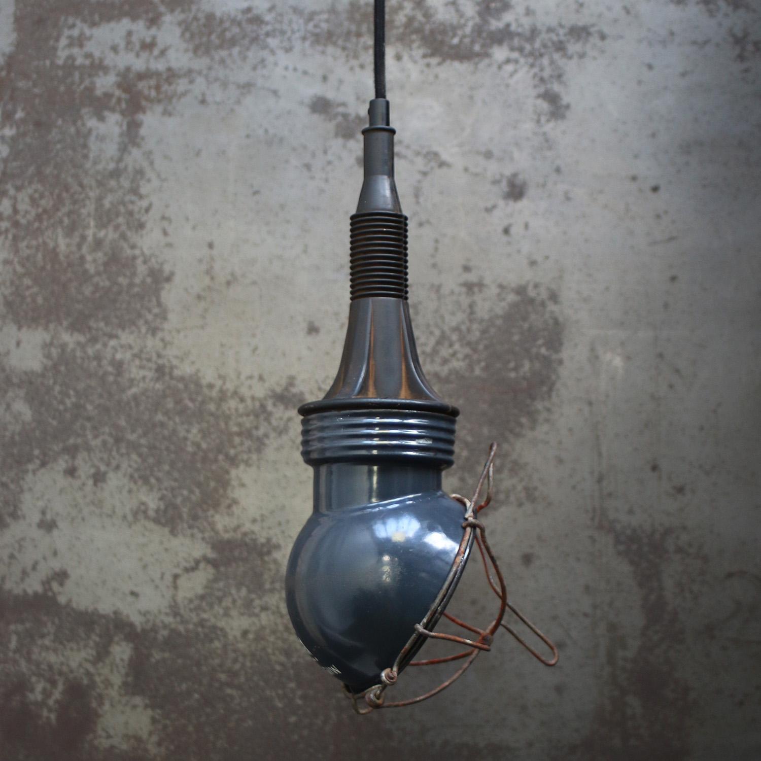 Ungherese Lampada a sospensione industriale con smalto blu, vintage e da lavoro in vendita