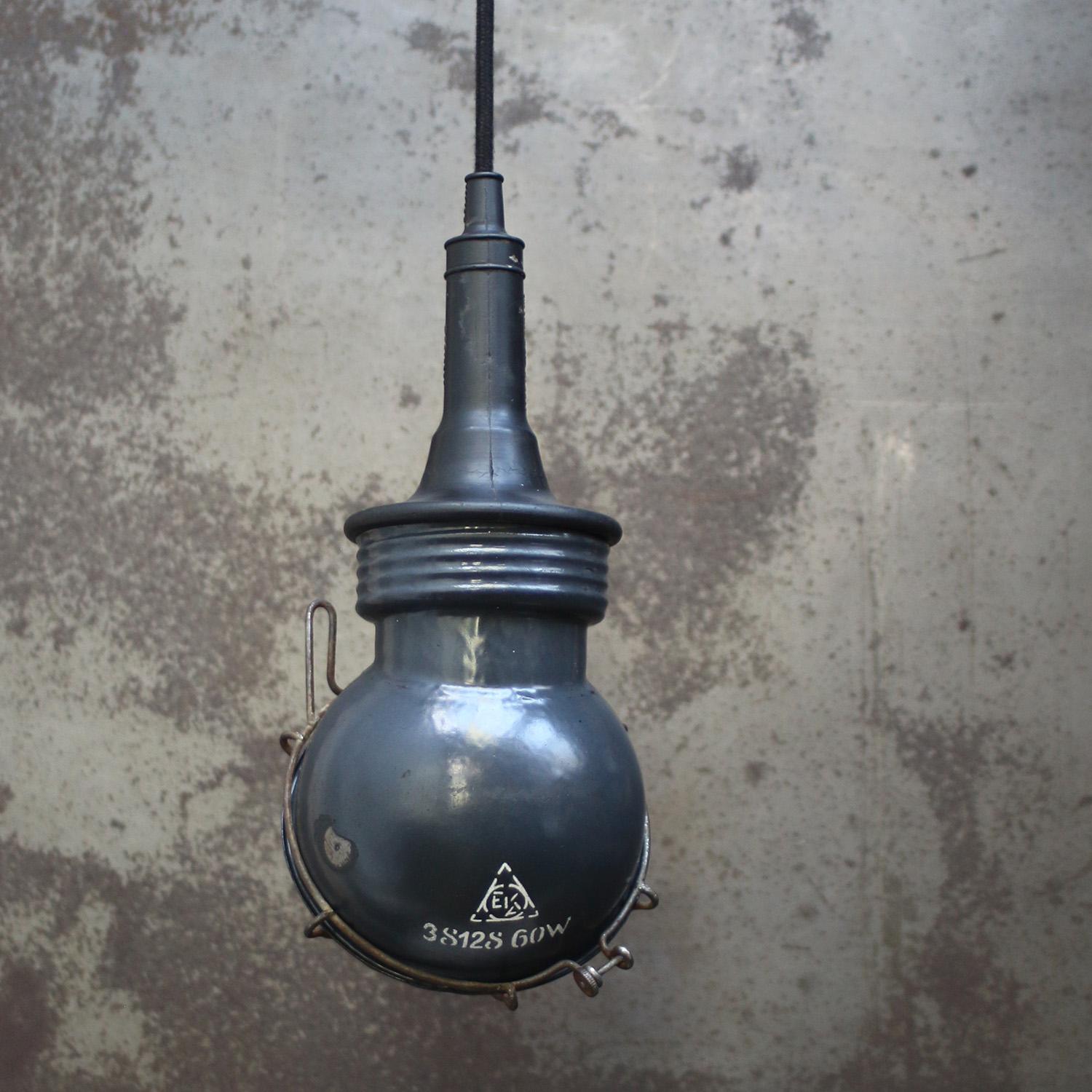 Ungherese Lampada a sospensione industriale con smalto blu, vintage e da lavoro in vendita