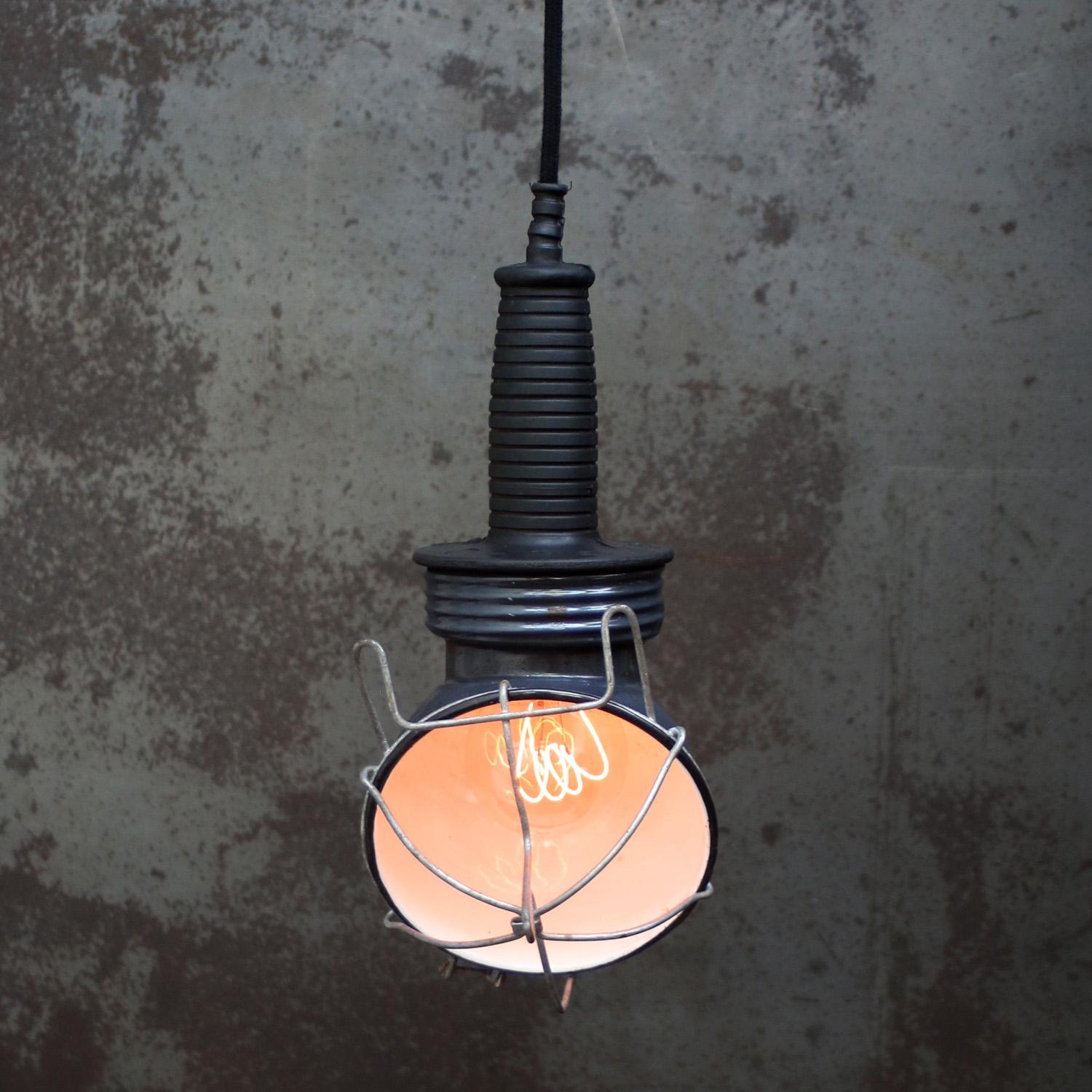 Ungherese Lampada a sospensione industriale con smalto blu, vintage e da lavoro in vendita