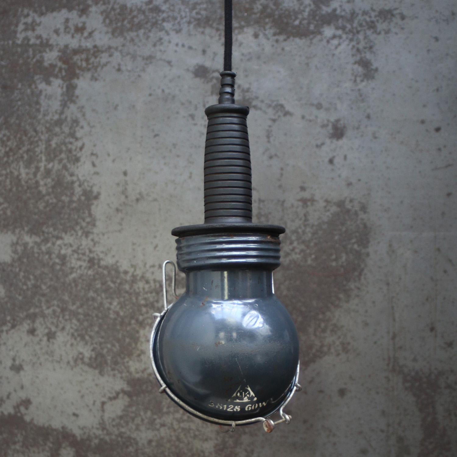 Lampada a sospensione industriale con smalto blu, vintage e da lavoro In condizioni buone in vendita a Amsterdam, NL