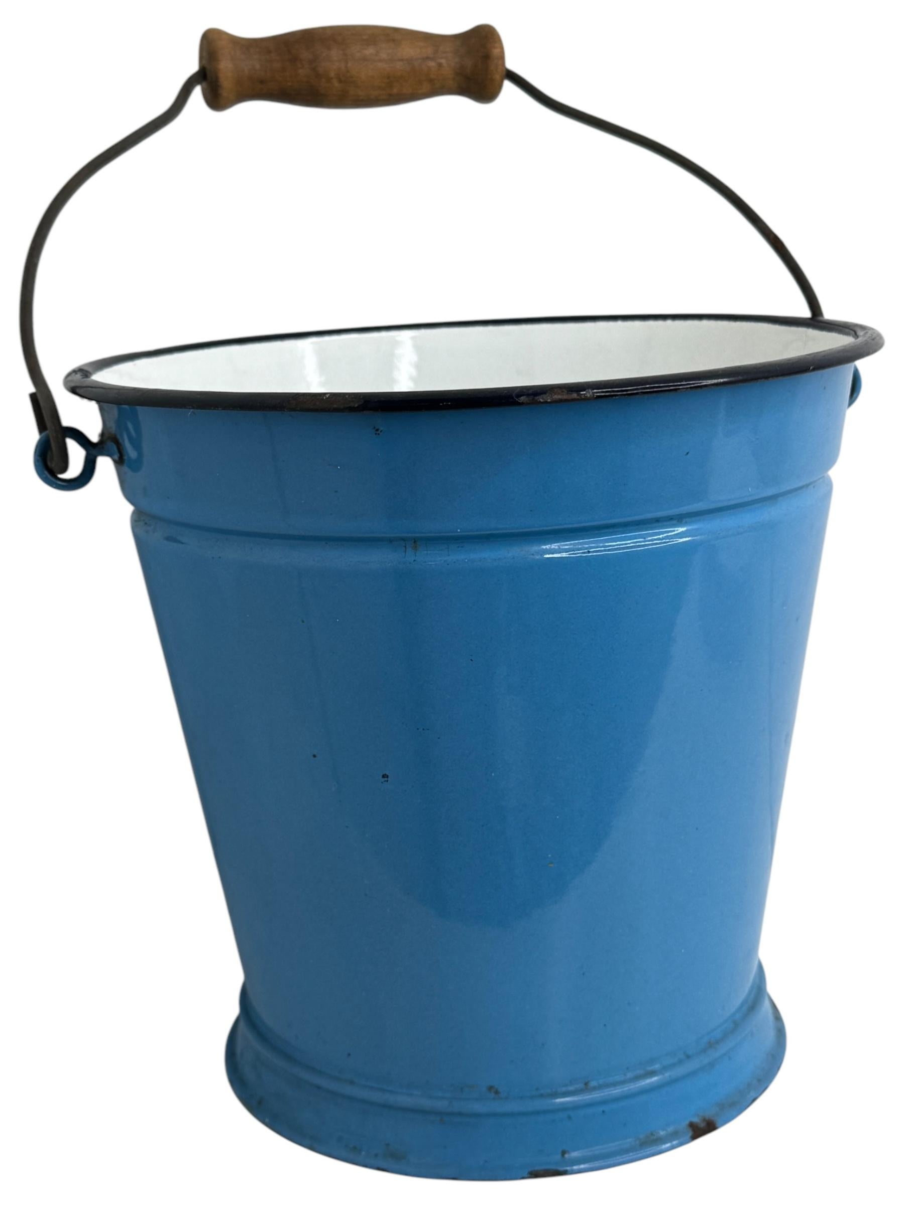 Fatto a mano Secchio per l'acqua in smalto blu con filo e manico in legno, Austria, anni '10 del XIX secolo in vendita