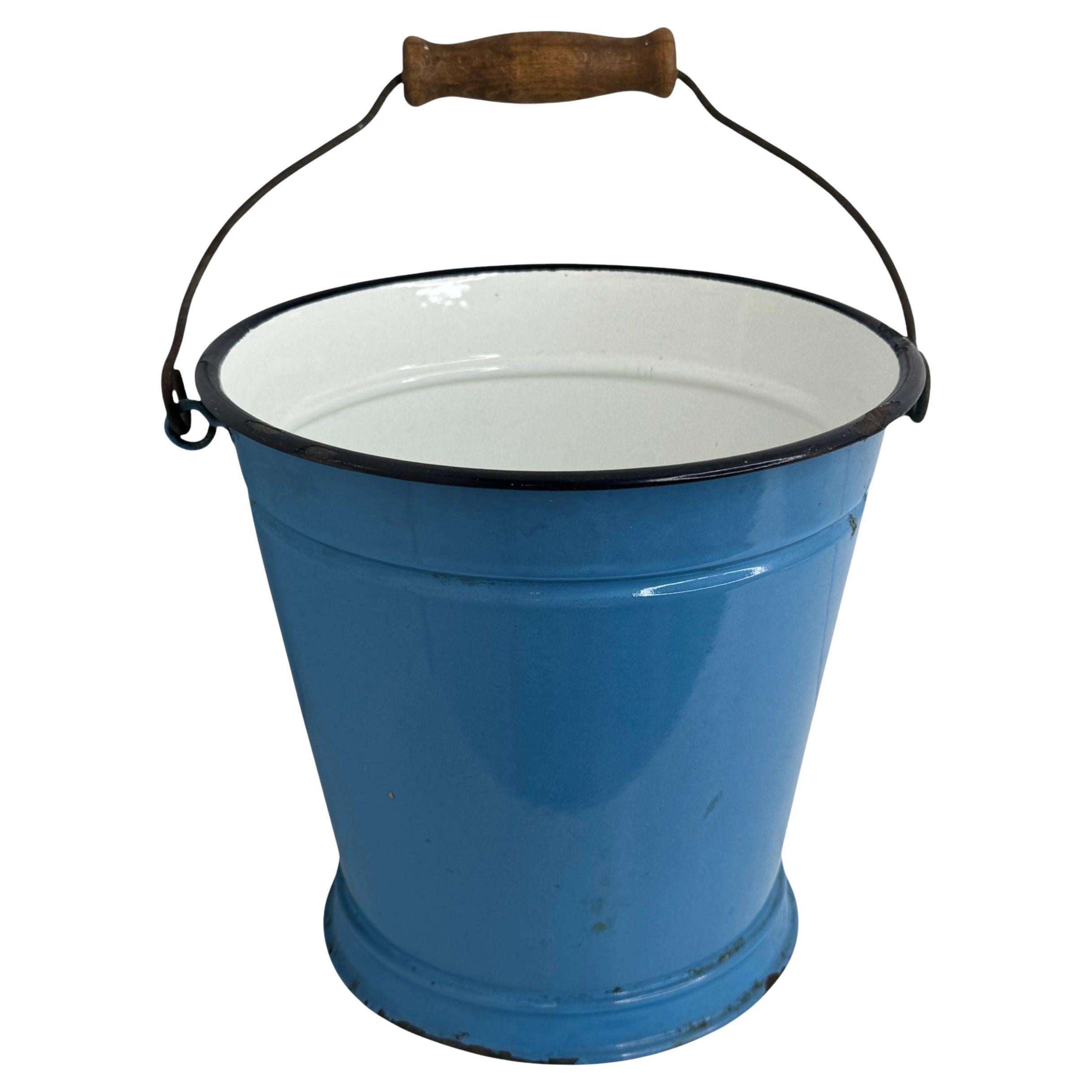 Cubo de agua azul esmaltado con alambre y asa de madera, Austria, años 1910