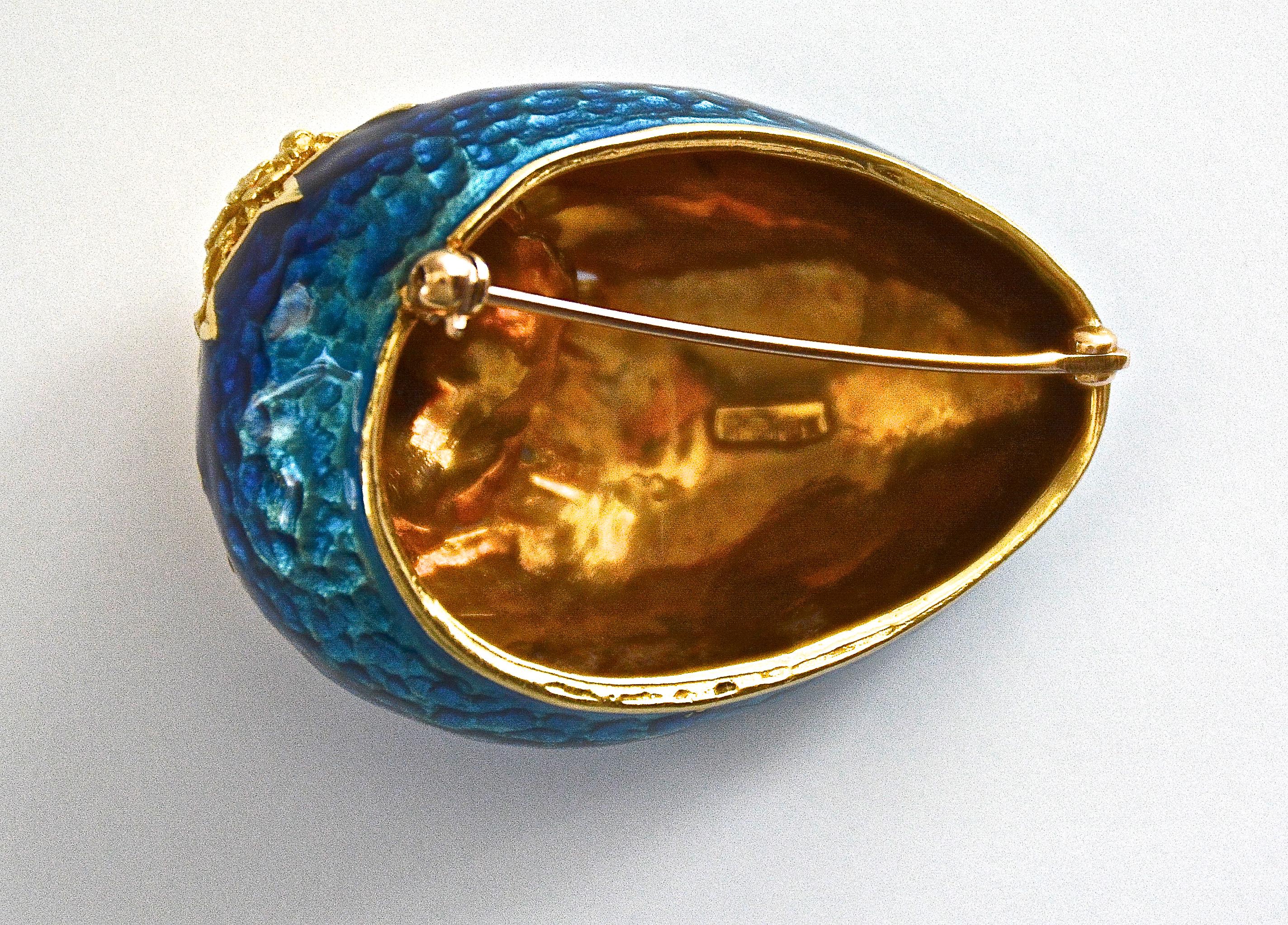 Blue Enameled 18k Egg Featuring a Hatching Chick with a Diamond and Ruby Eyes In Good Condition For Sale In Los Angeles, CA