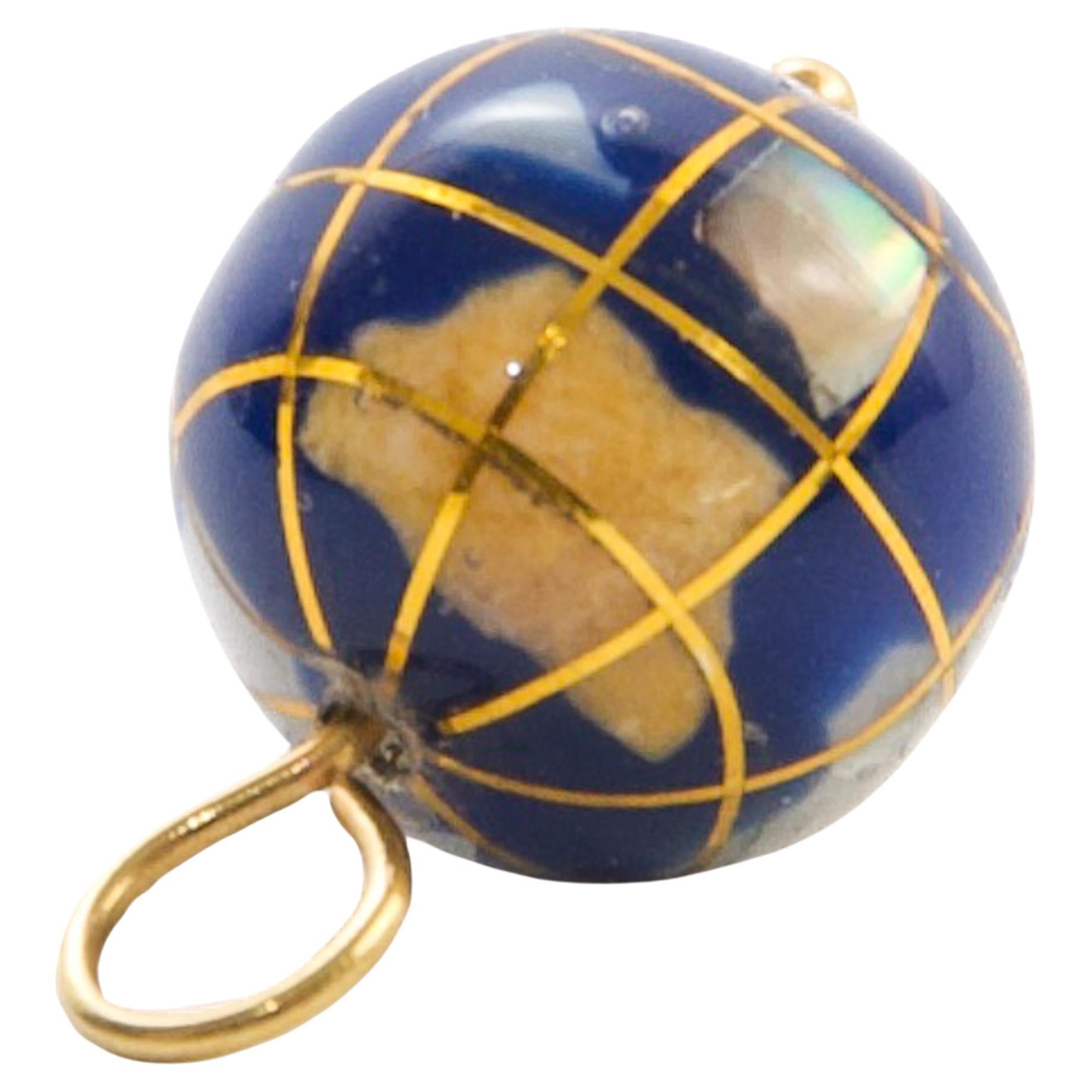 Ciondolo a forma di globo in oro con smalto blu e pietre preziose in vendita