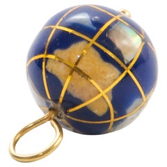 Globus-Anhänger aus blau emailliertem Gold und Edelsteinen