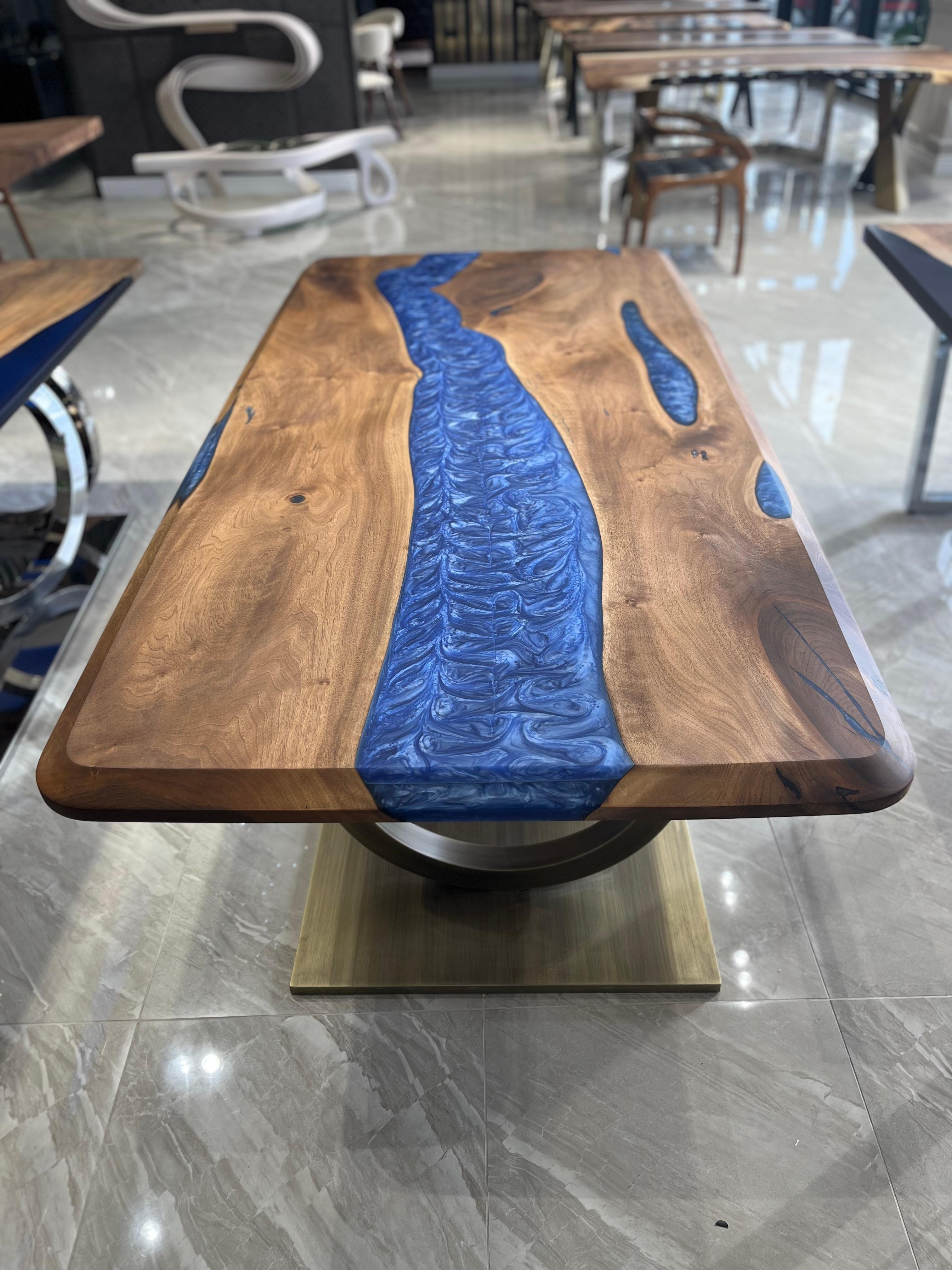 Arts and Crafts Table de salle à manger sur mesure en résine époxy bleue et en noyer Roots en vente