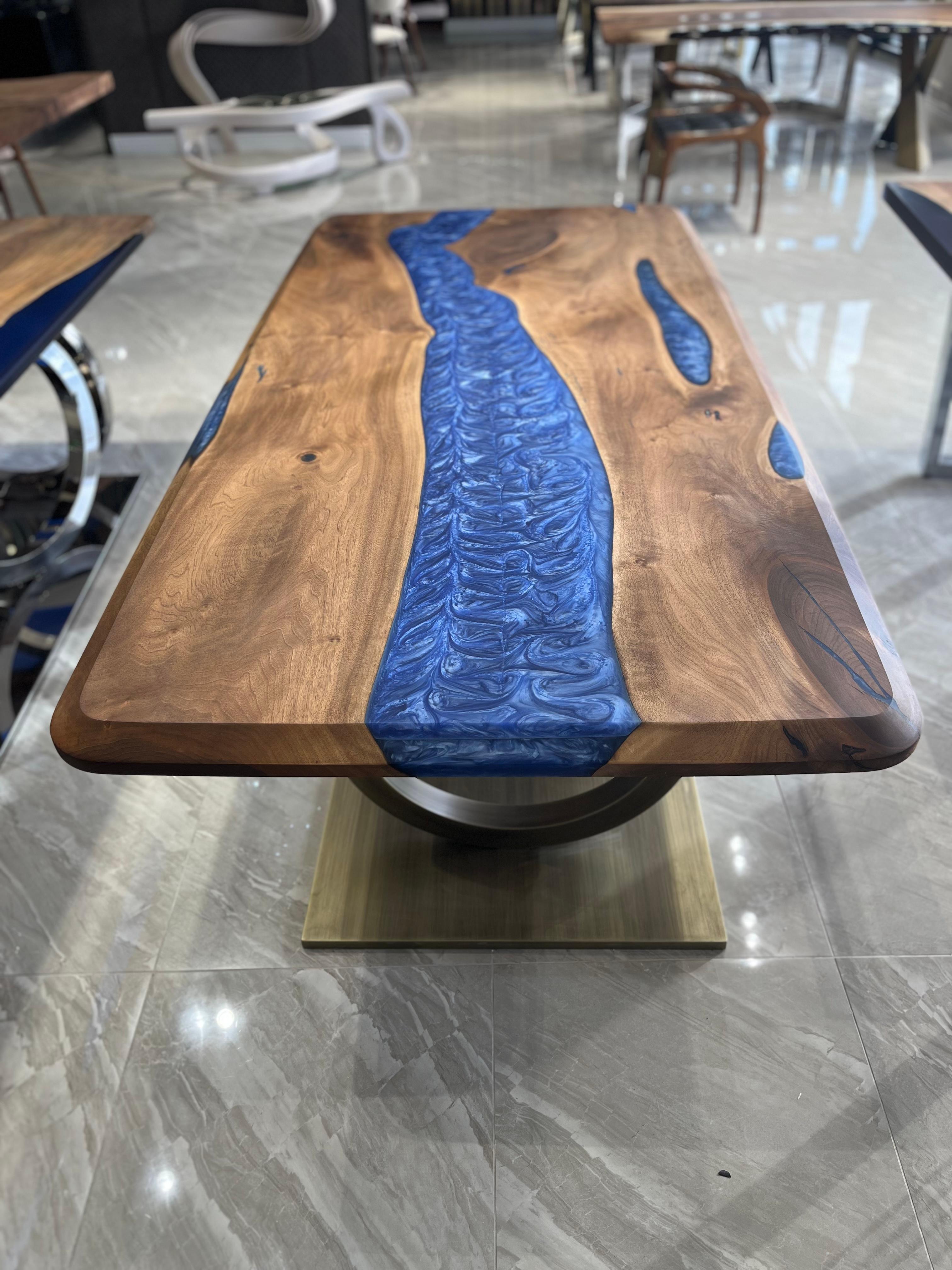 Turc Table de salle à manger sur mesure en résine époxy bleue et en noyer Roots en vente
