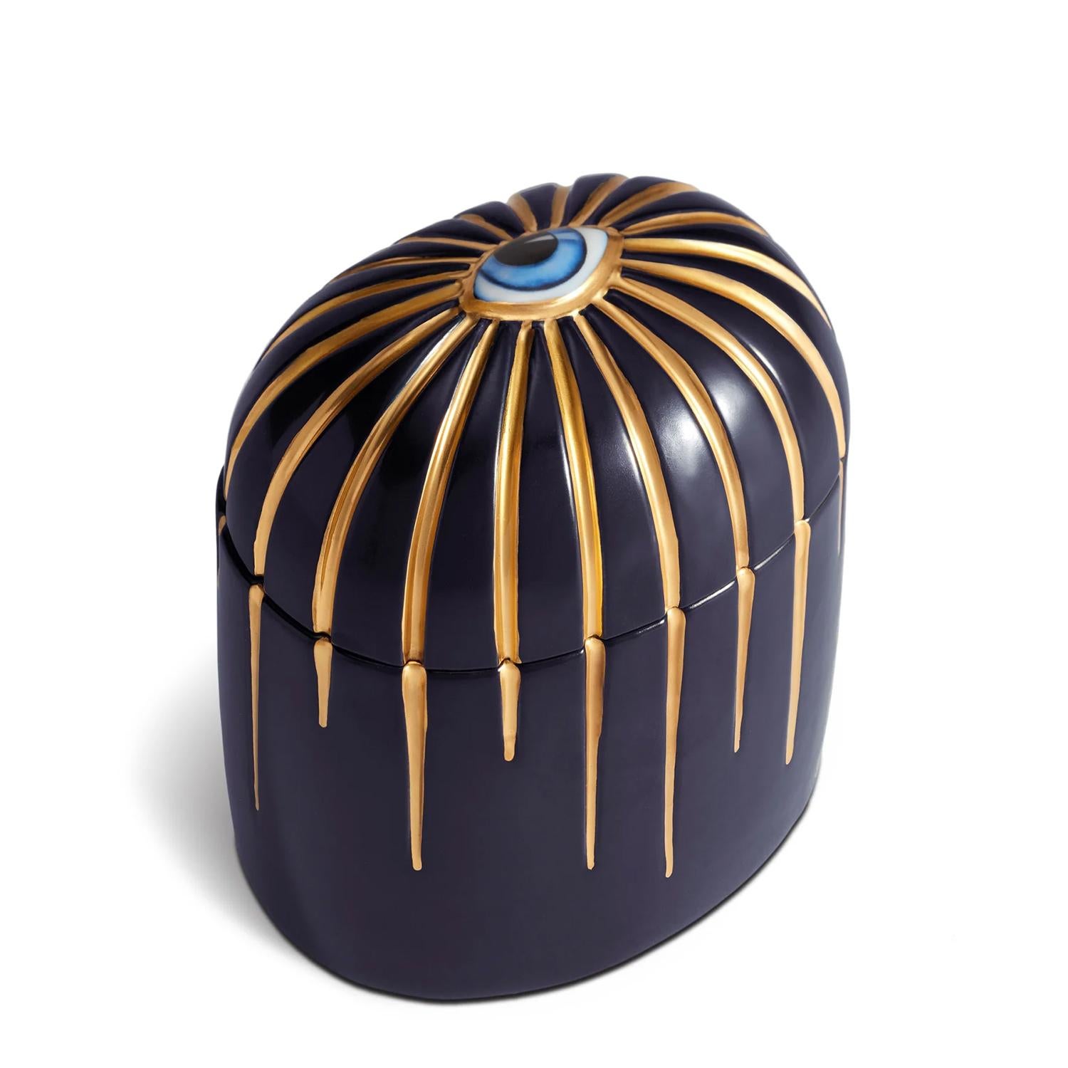 Candle Box Blue Eye 3 made in porcelain with
a porcelain blue eye on the lid. In deep blue 
finish porcelain with 24-karat gold-plated pattern. 
Include paraffin wax with 3 wicks, fragrance 
green vetiver. Delivered in a luxury gift box.