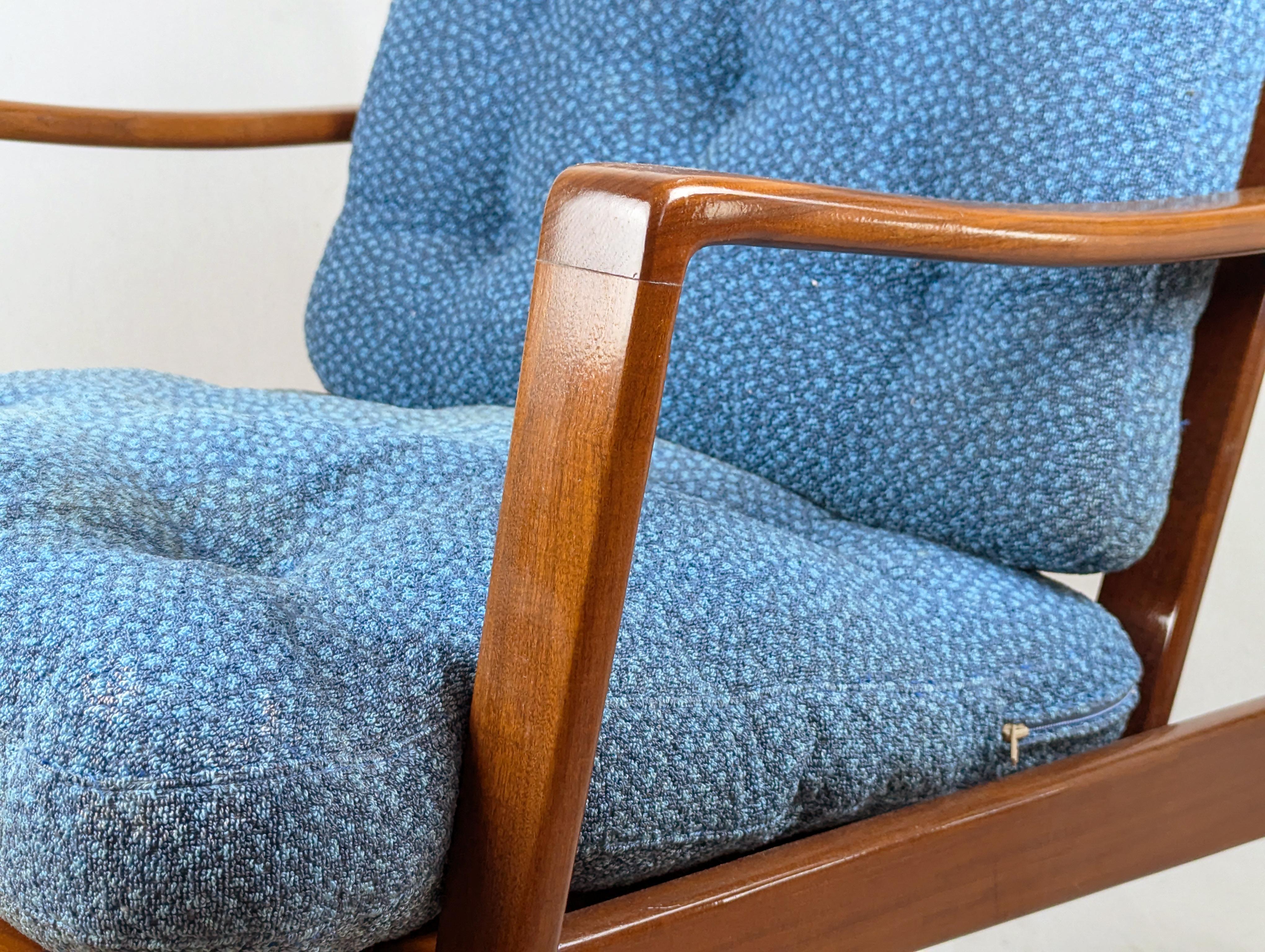 Blue fabric & teakwood 1960s armchair by Arne Wahl Iversen for Komfort In Good Condition For Sale In Varese, Lombardia