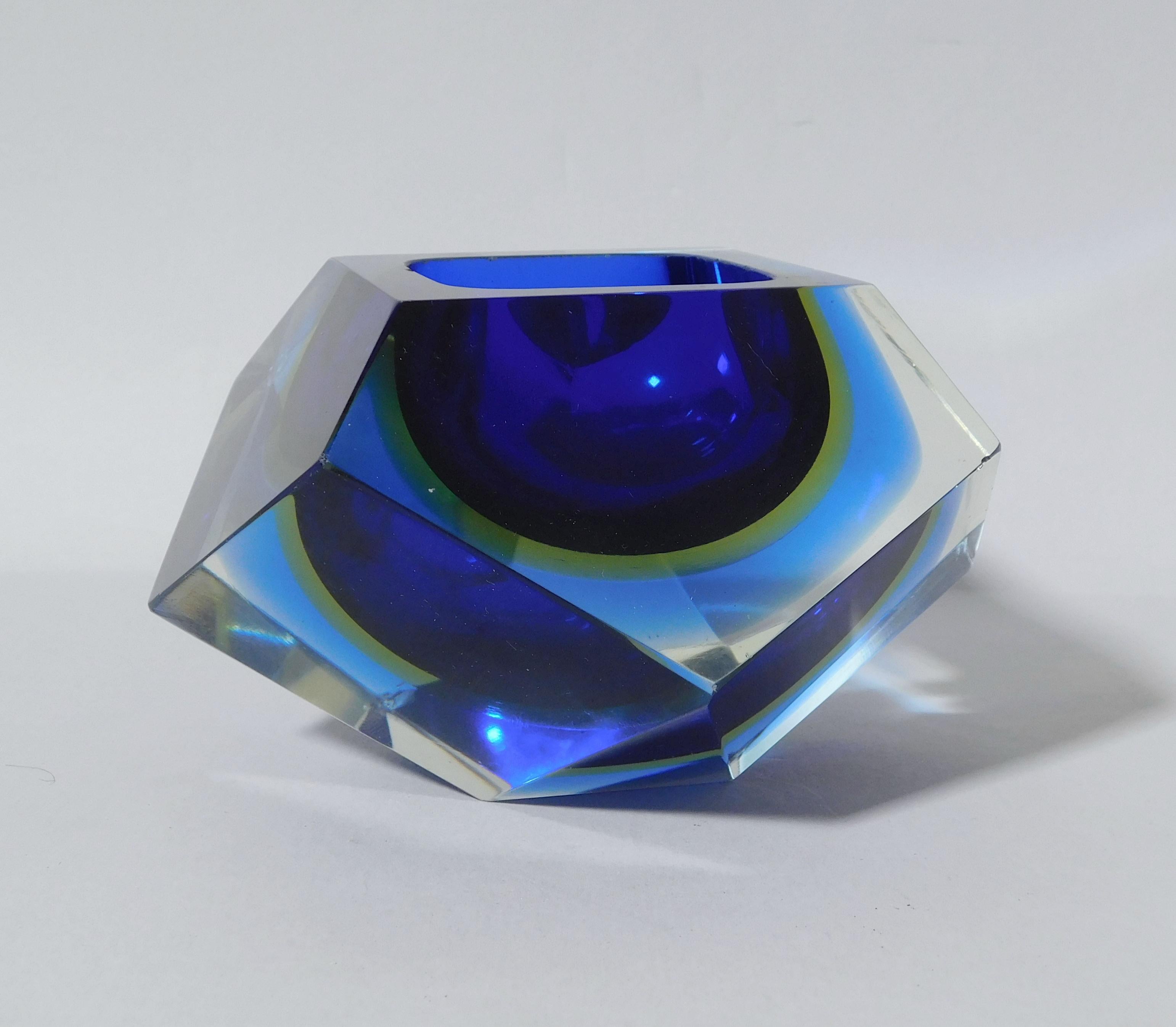 Bol vintage italien en verre de Murano bleu à facettes soufflé selon la technique Sommerso / design/One, circa 1960 / Made in Italy
Mesures : Diamètre 5 pouces, hauteur 3 pouces
1 disponible en stock en Italie
* Veuillez noter le petit éclat sur le