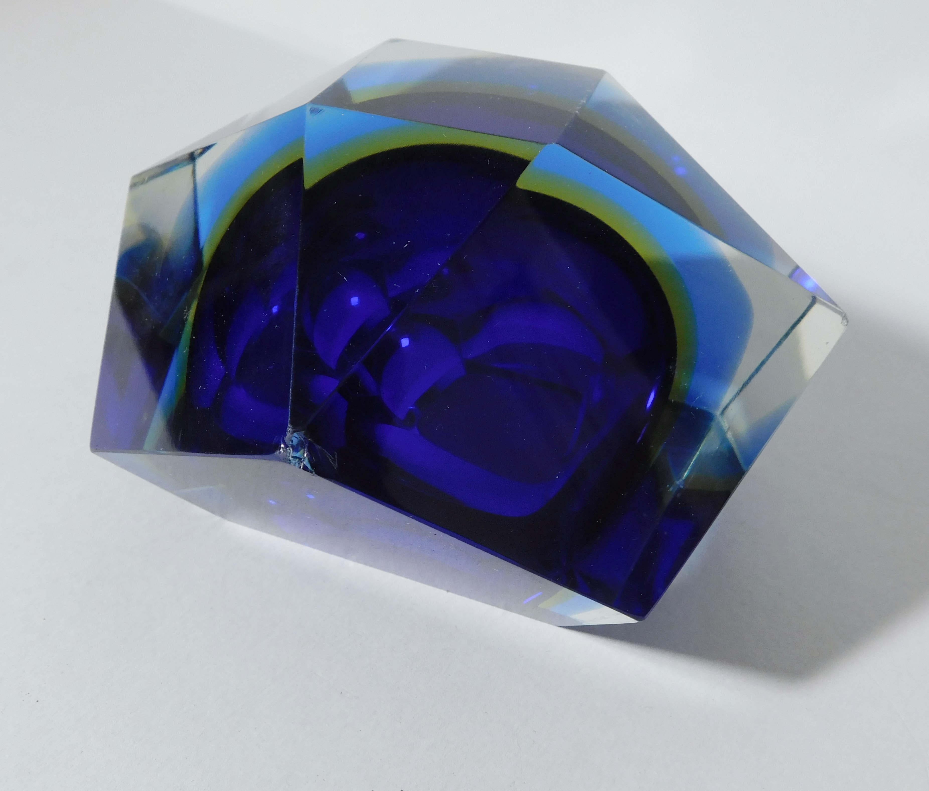 20ième siècle Bol Sommerso bleu à facettes de Mandruzzato en vente