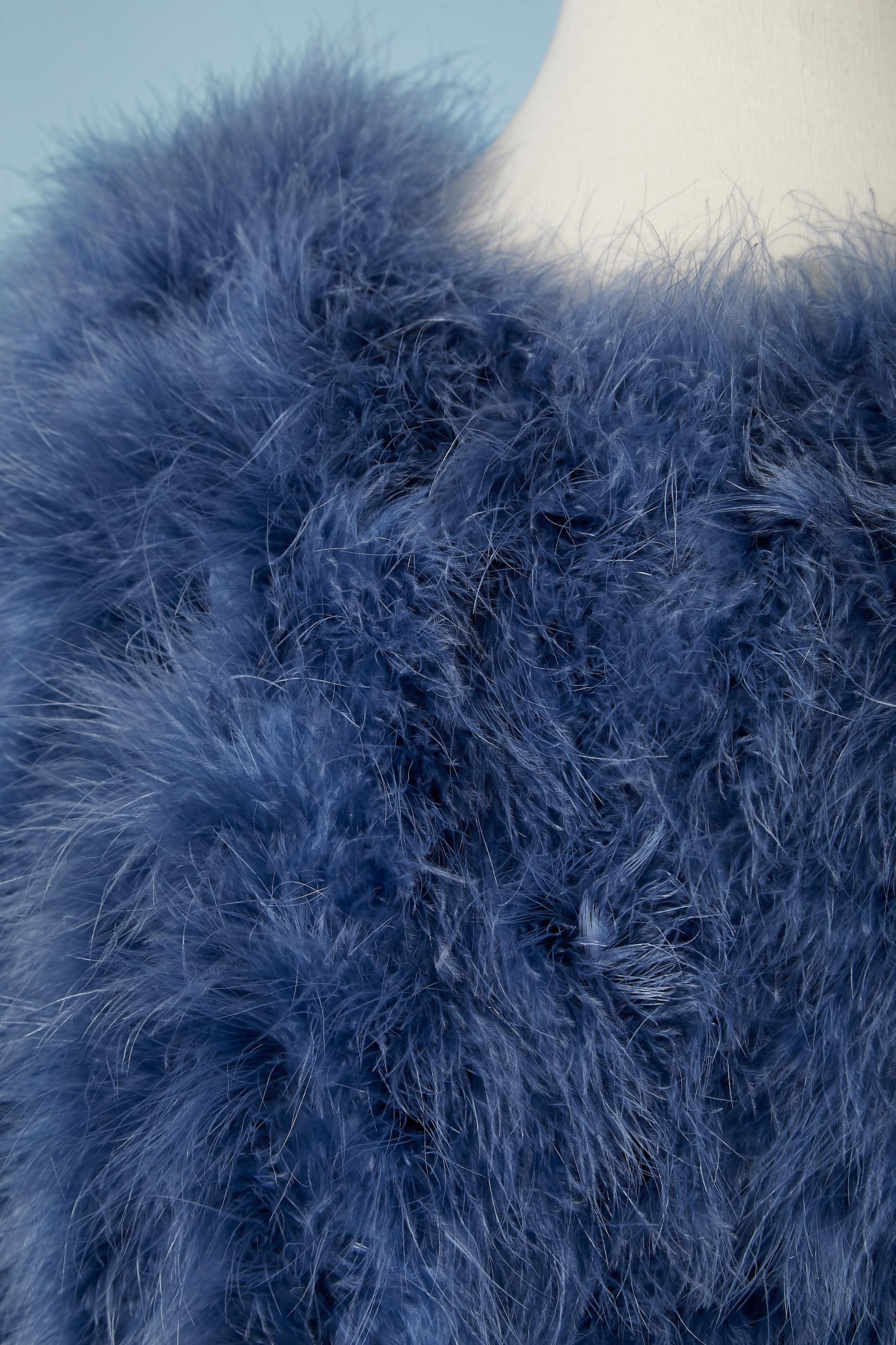 Blue feather single-breasted coat, close in the middle front with hook&eye 
SIZE L 