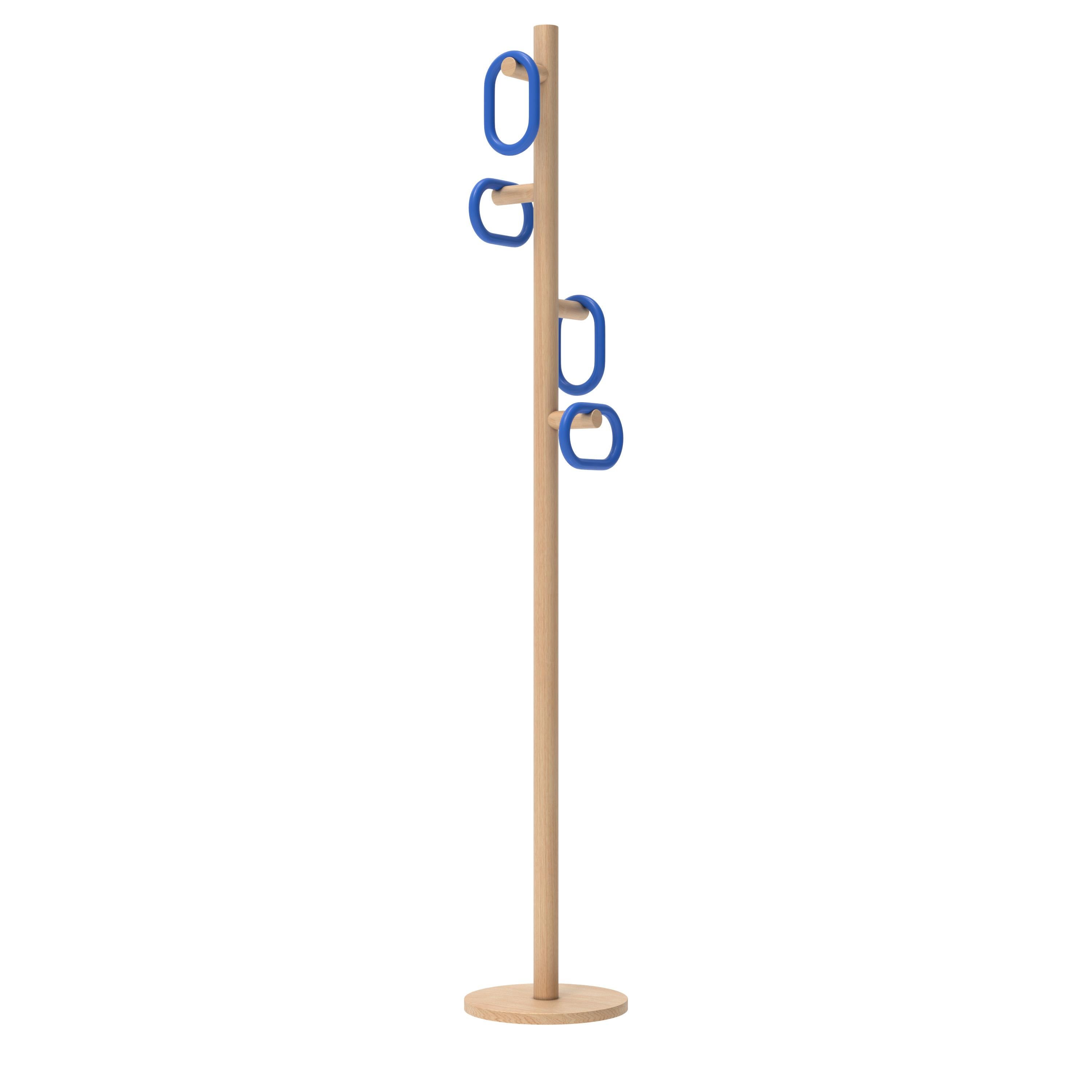 Perchero Fernand Azul Roble Natural by HARTO
Dimensiones: An 30 x Pr 30 x Al 180 cm. 
Materiales: Madera maciza, contrachapado lacado, metal.
Peso: 6.0 kg

El perchero Fernand es tan elegante como útil, a medio camino entre la geometría escultórica