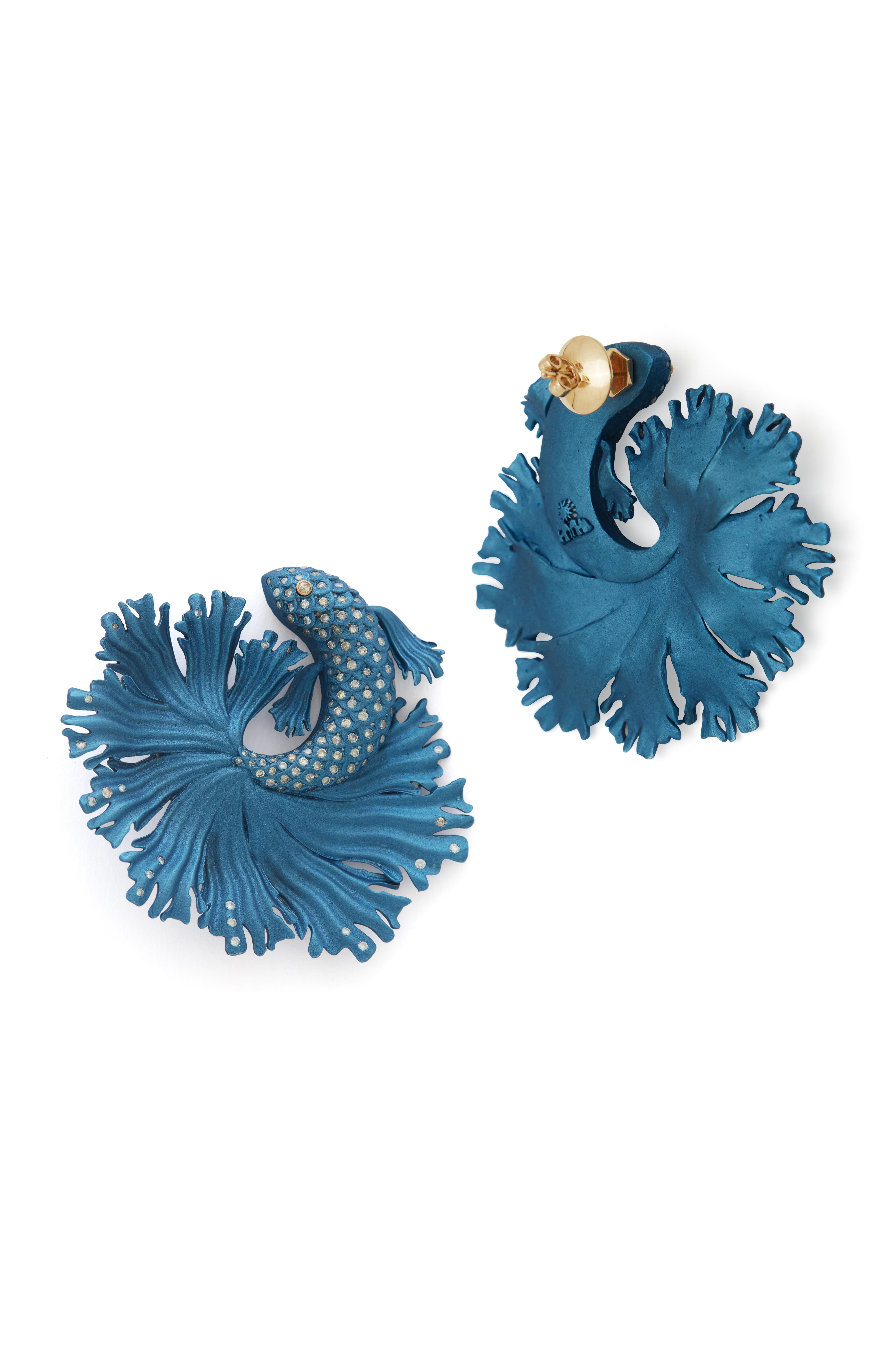 Contemporain Boucles d'oreilles en forme de poisson bleu Eco-Chic : aluminium recyclé, or 18 carats et diamant en vente