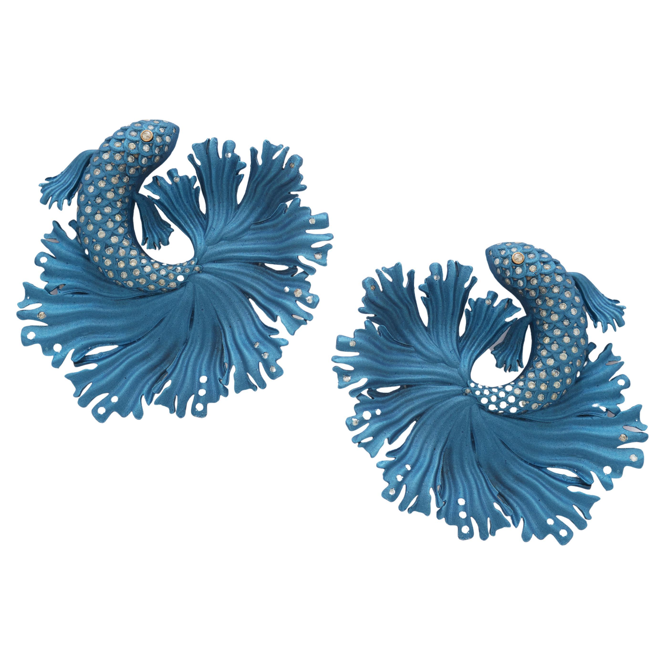 Blaue Eco-Chic-Fisch-Ohrringe: Recyceltes Aluminium, 18kt Gold und Diamant