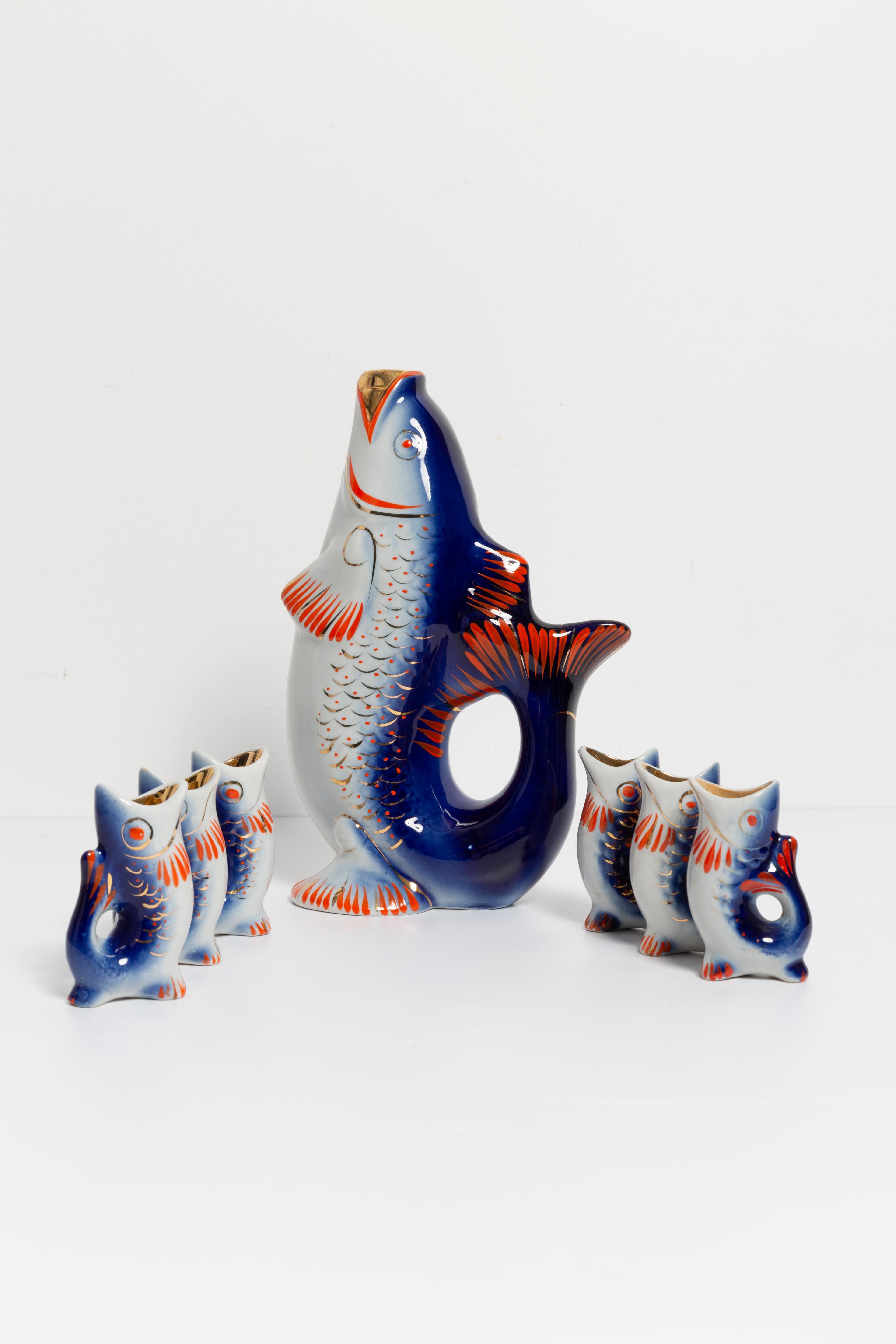 Erstaunliche Reihe von Fischen in blauer Farbe, die von einem der Glasmanufaktur mit Sitz in Polen. Das wäre eine tolle Ergänzung für jede Sammlung! Sehr guter Originalzustand. Absolut schöne Dekoration. Abmessungen der Gläser: 5x3, Höhe 8cm. Nur