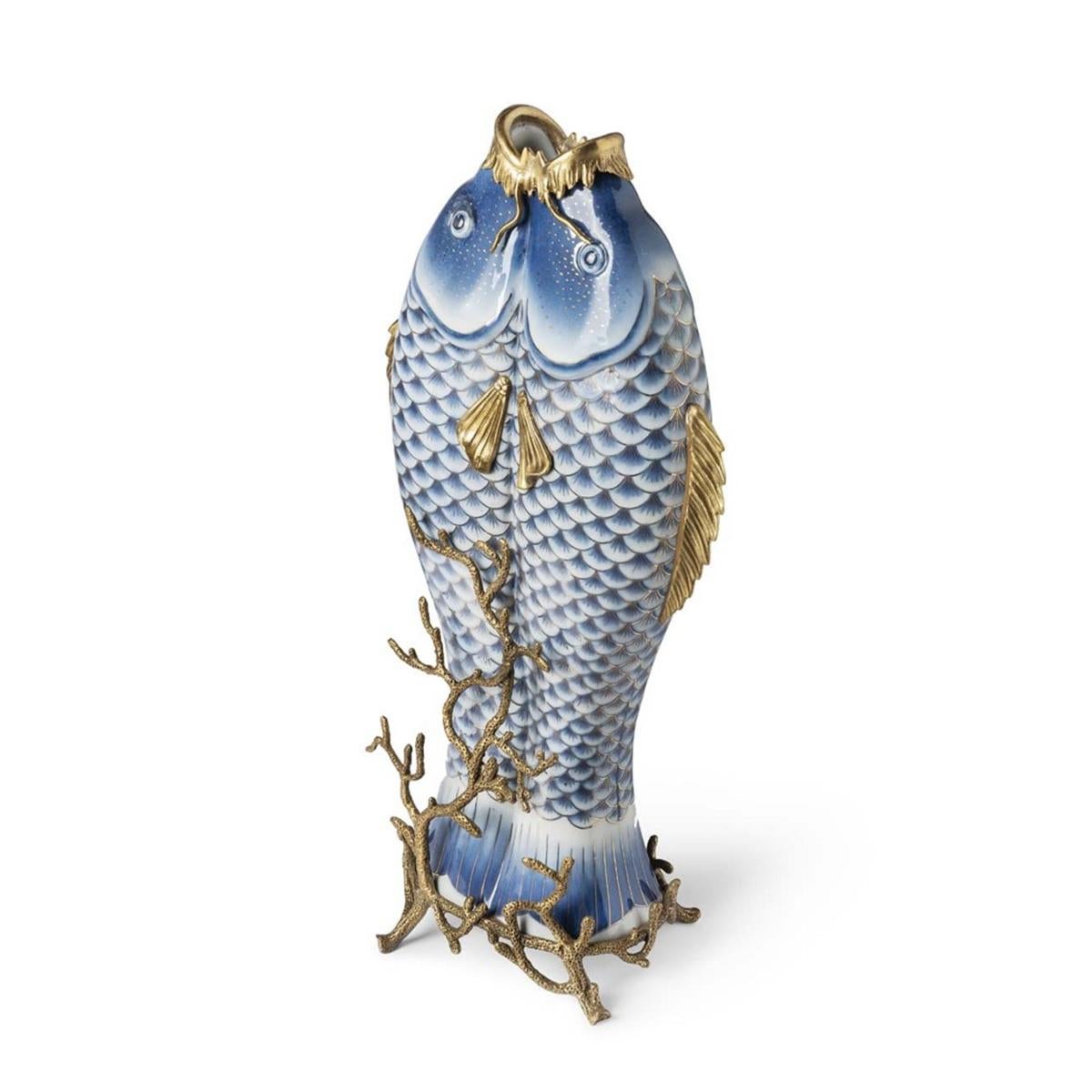 Vaso Blue Fishes Alto con tutta la struttura in porcellana, 
porcellana dipinta a mano e con base in bronzo massiccio
e dei dettagli.