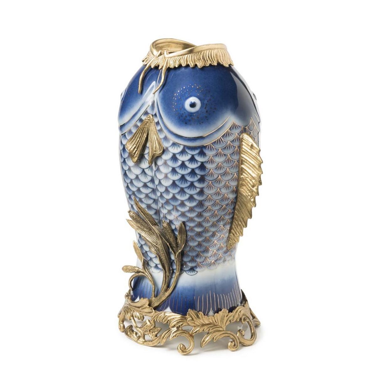 Vaso Blue Fishes Medium con struttura in porcellana, 
porcellana dipinta a mano e con base in bronzo massiccio
e dei dettagli.
