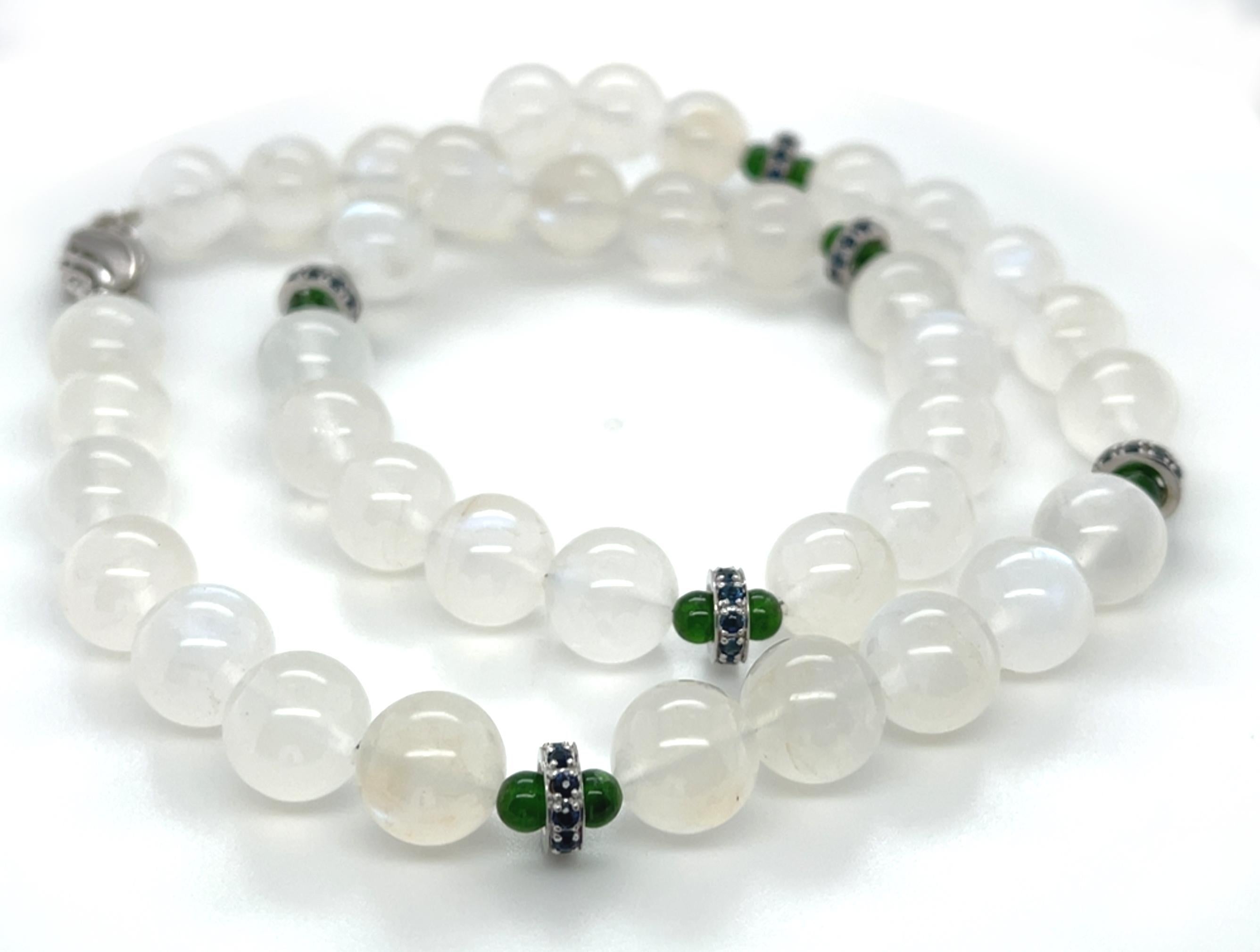 Blauer Blitz Mondstein, Chrom Diopsid, blauer Saphir und Gold Perlenkette (Kunsthandwerker*in) im Angebot