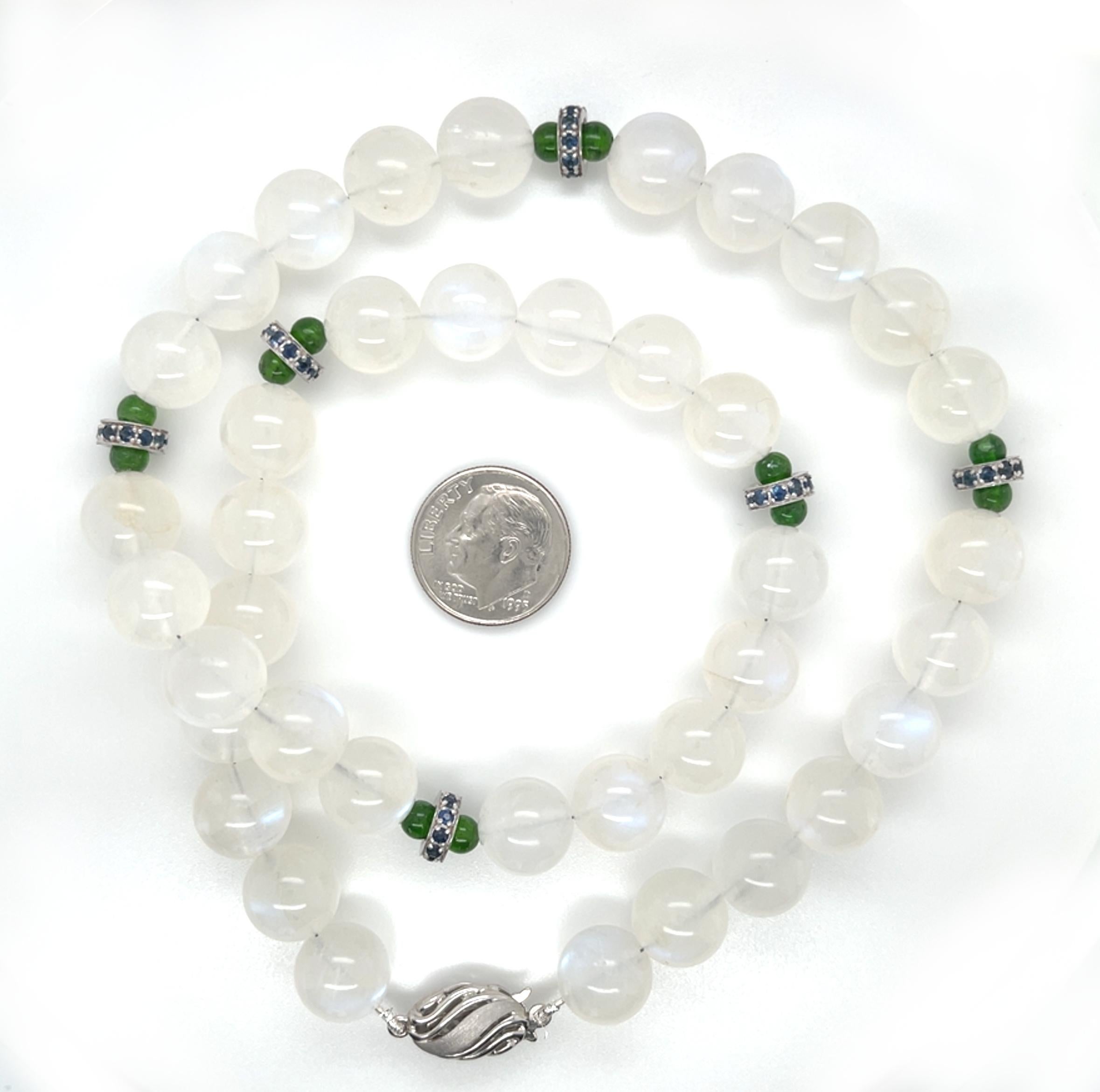 Blauer Blitz Mondstein, Chrom Diopsid, blauer Saphir und Gold Perlenkette Damen im Angebot