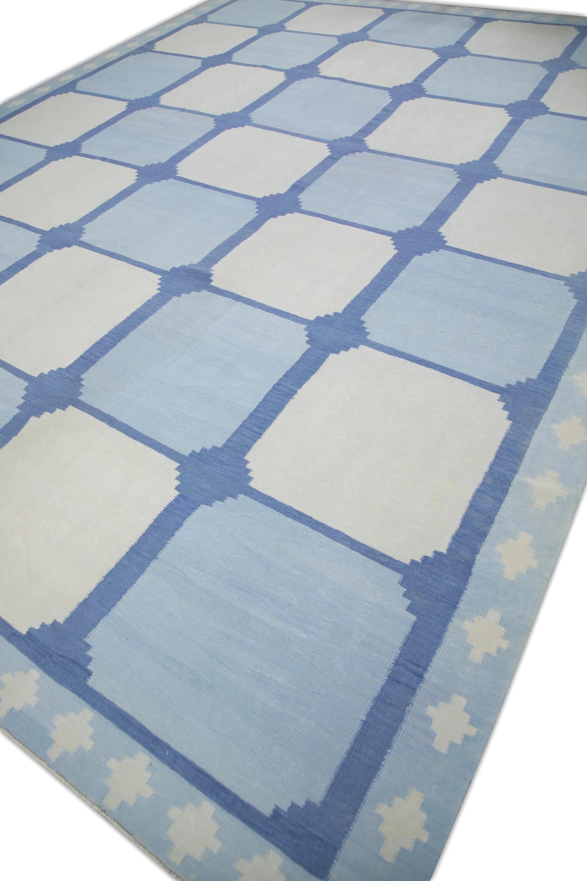 Erhöhen Sie Ihre Wohnkultur mit dem exquisiten blauen, flachgewebten, handgefertigten Woll-Kilim-Teppich mit einem auffälligen geometrischen Muster und den Maßen 12'2