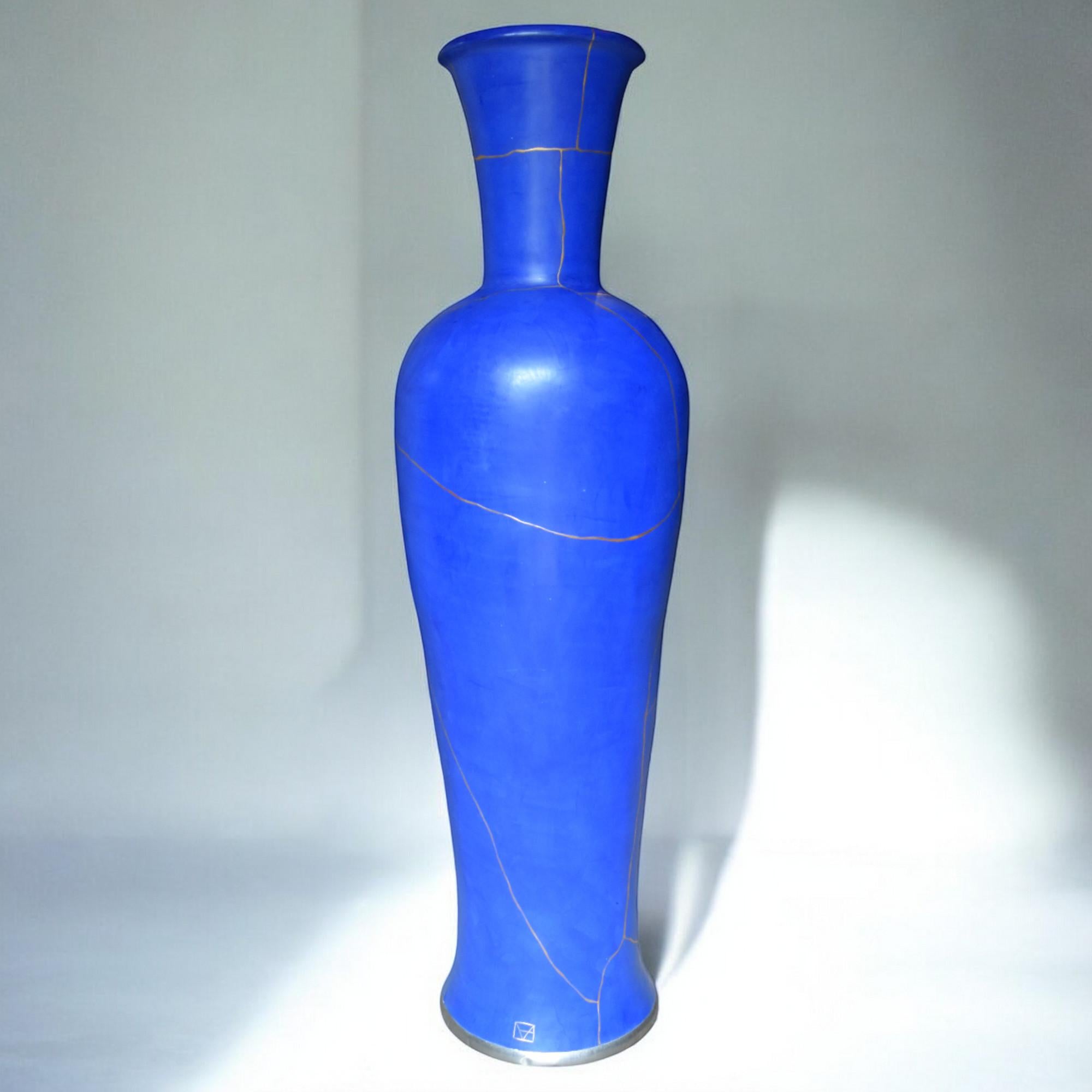 Questo elegante vaso di terracotta, alto ben 100 cm, si basa su una delle forme di vaso più famose dell'arte cinese: il Meiping. Questa silhouette semplice ma voluttuosa risale a più di 1000 anni fa. È stato a lungo considerato un tour de force per