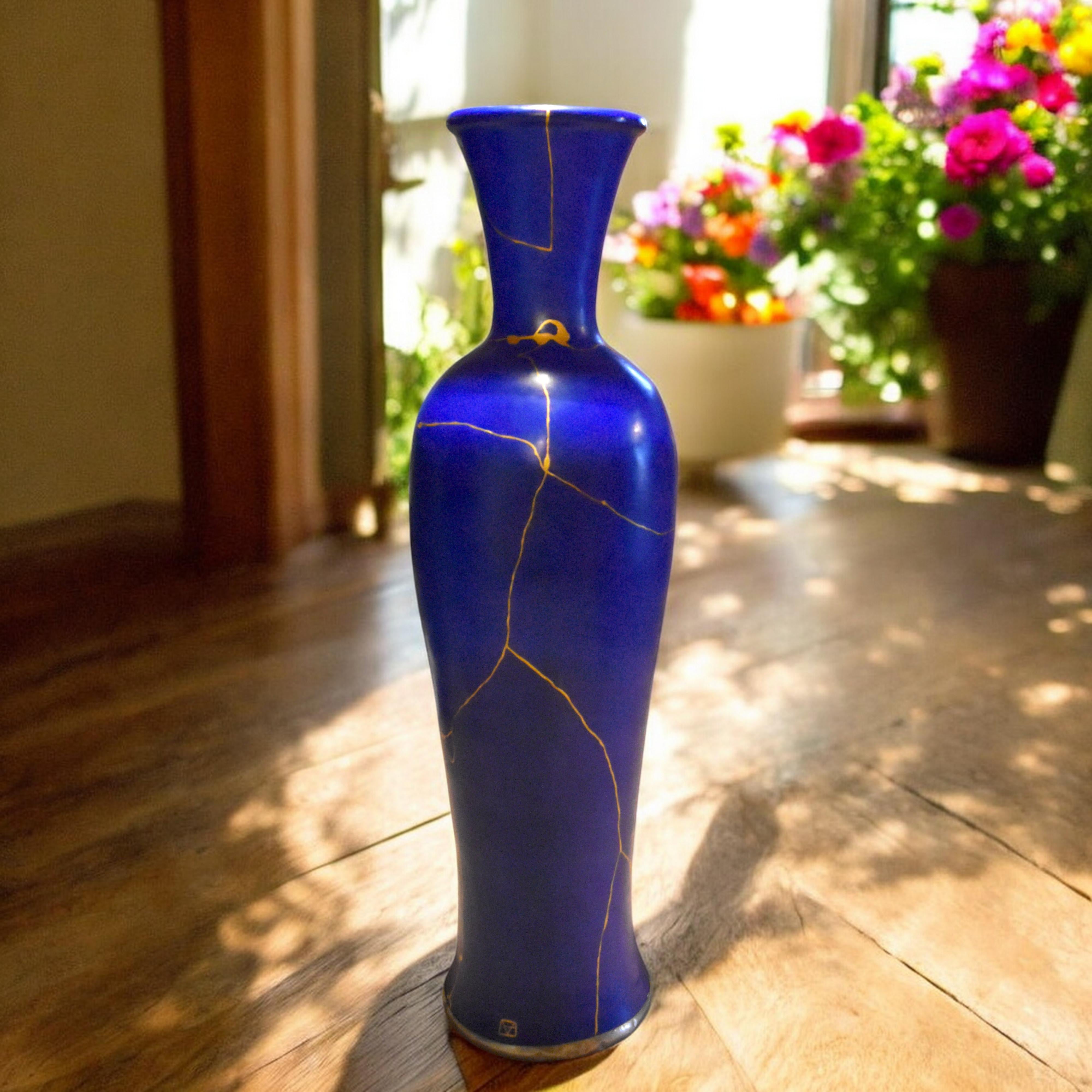 Questo elegante vaso di terracotta, alto ben 100 cm, si basa su una delle forme di vaso più famose dell'arte cinese: il Meiping. Questa silhouette semplice ma voluttuosa risale a più di 1000 anni fa. È stato a lungo considerato un tour de force per