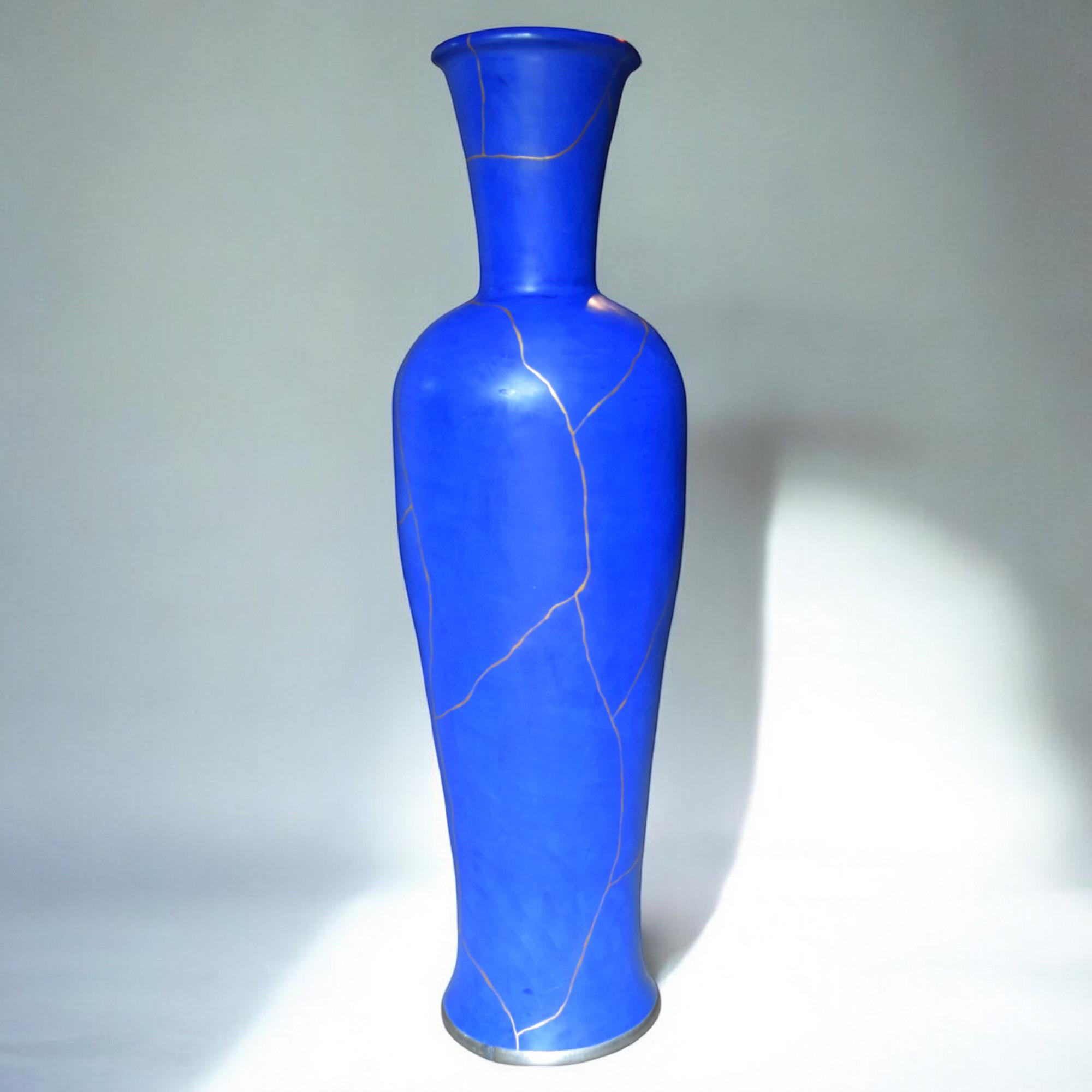 Francese Vaso da terra blu Kintsugi in vendita