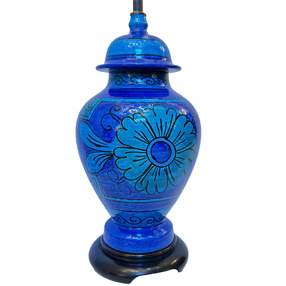 italien Lampe en céramique à fleurs bleues en vente