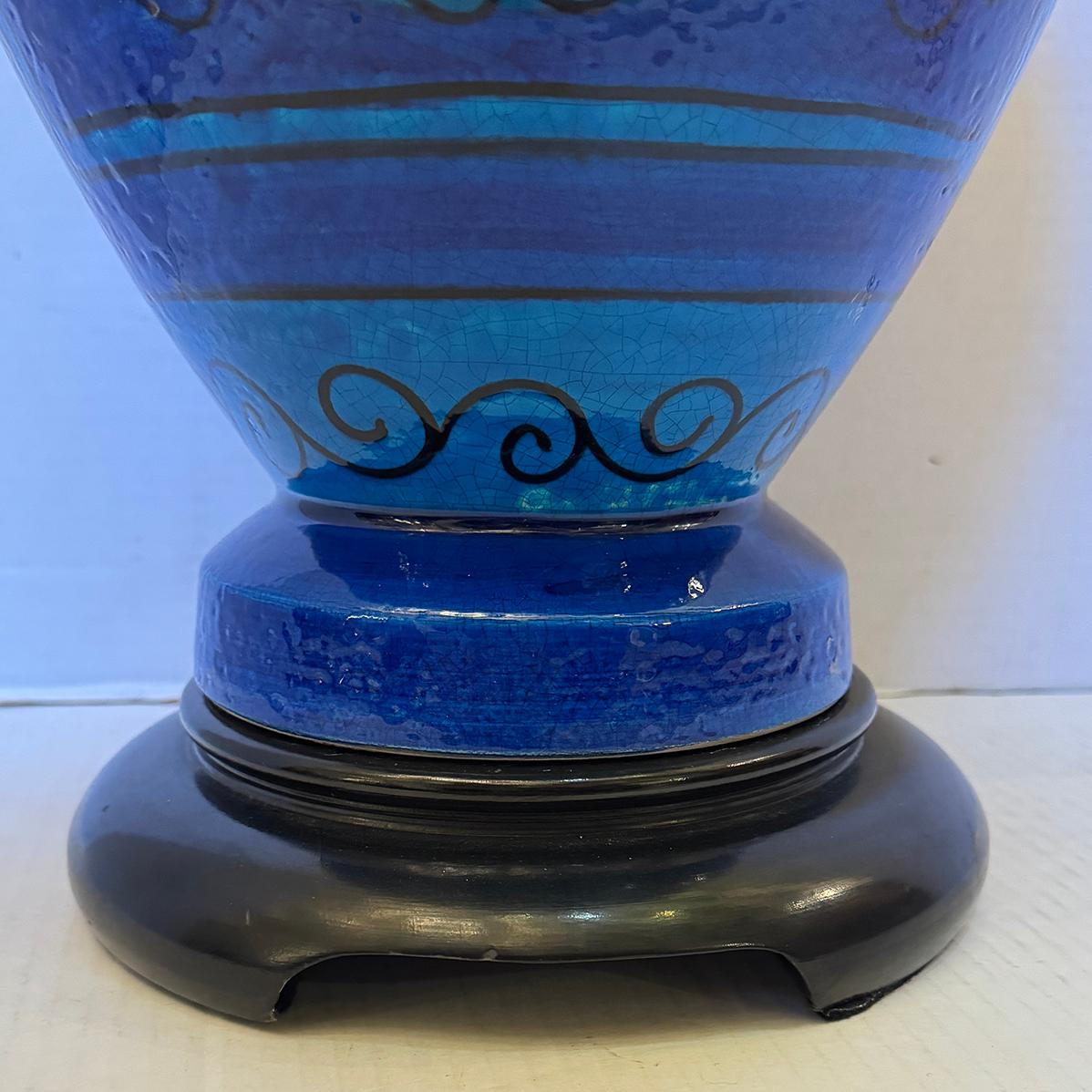 Lampe en céramique à fleurs bleues Bon état - En vente à New York, NY