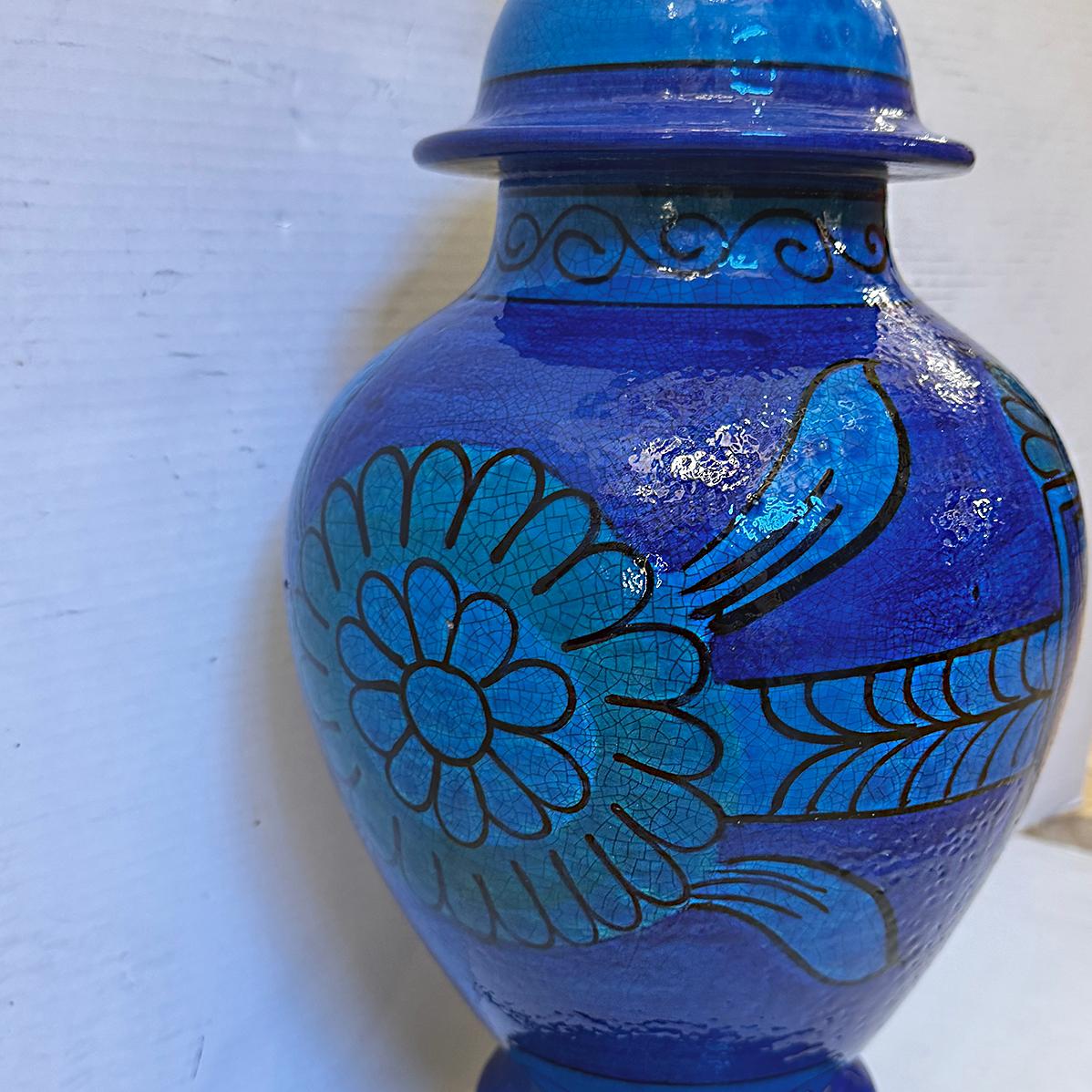 Milieu du XXe siècle Lampe en céramique à fleurs bleues en vente