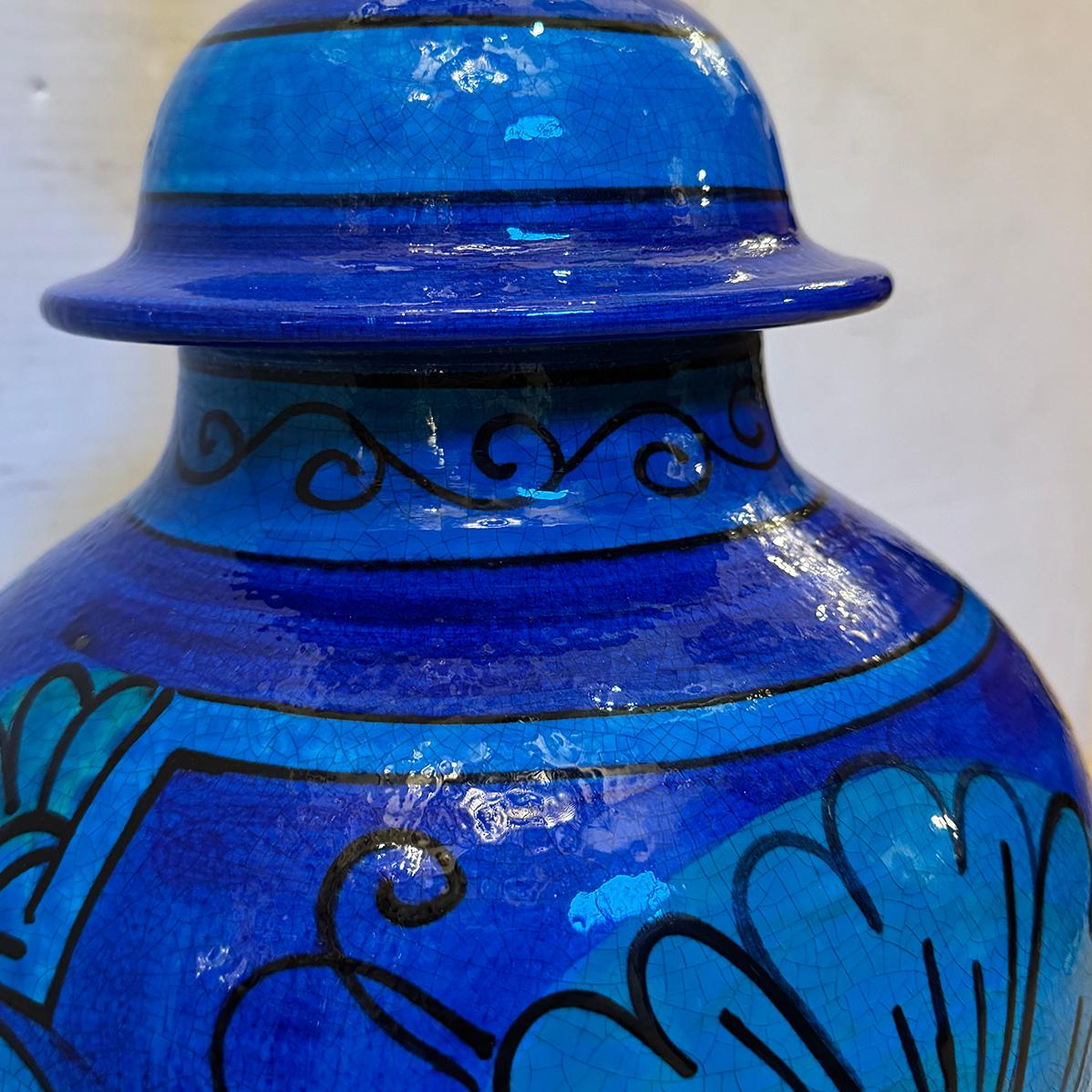 Céramique Lampe en céramique à fleurs bleues en vente