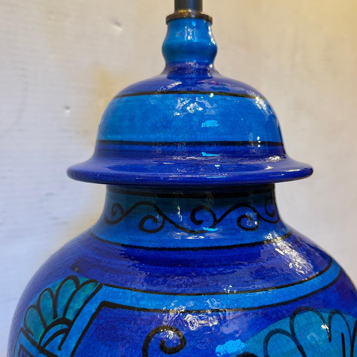 Lampe en céramique à fleurs bleues en vente 1