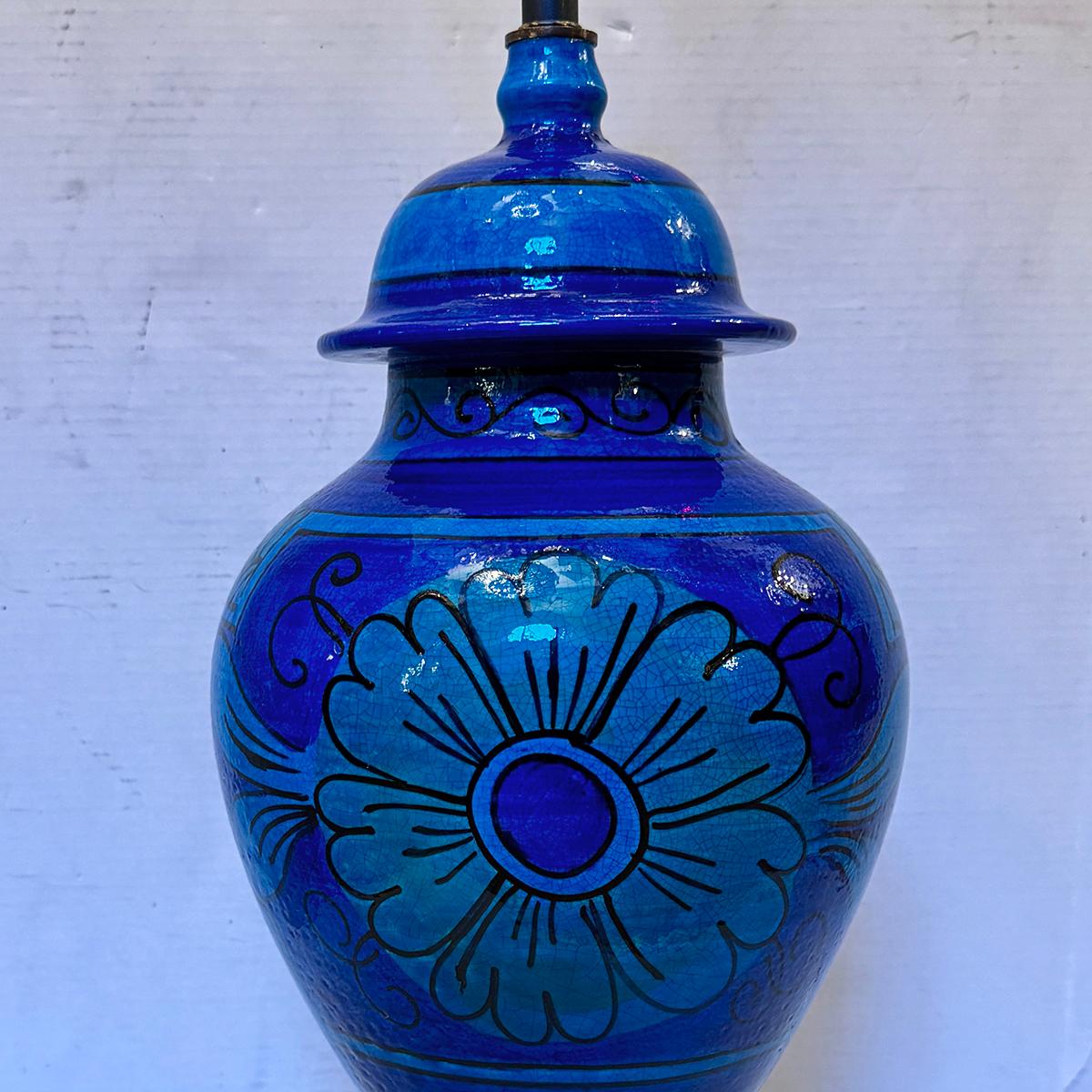Lampe en céramique à fleurs bleues en vente 2